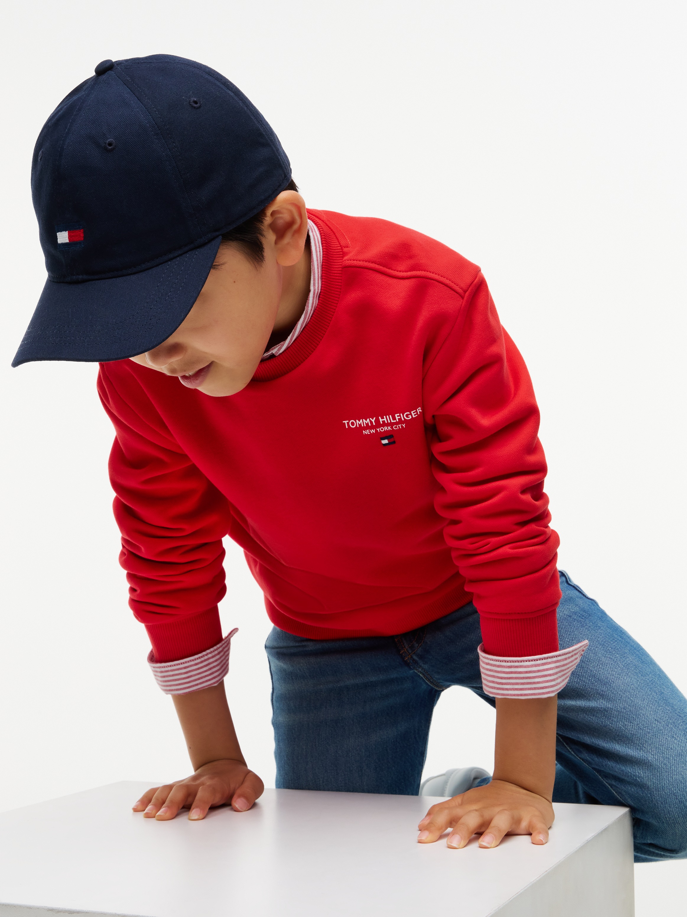 Tommy Hilfiger Sweatshirt »ESSENTIAL LOGO SWEATSHIRT«, Rundhalsausschnitt, Regular Fit, Logoschriftzug, Kinder bis 16 Jahre
