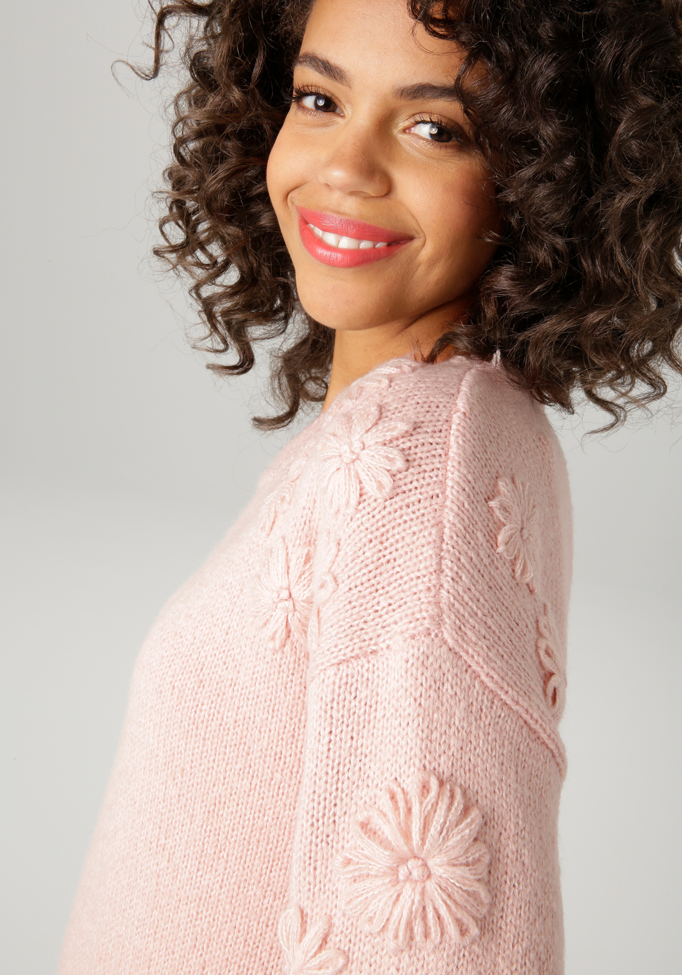Aniston CASUAL Strickpullover, mit aufgestrickten Blüten verziert - NEUE KOLLEKTION