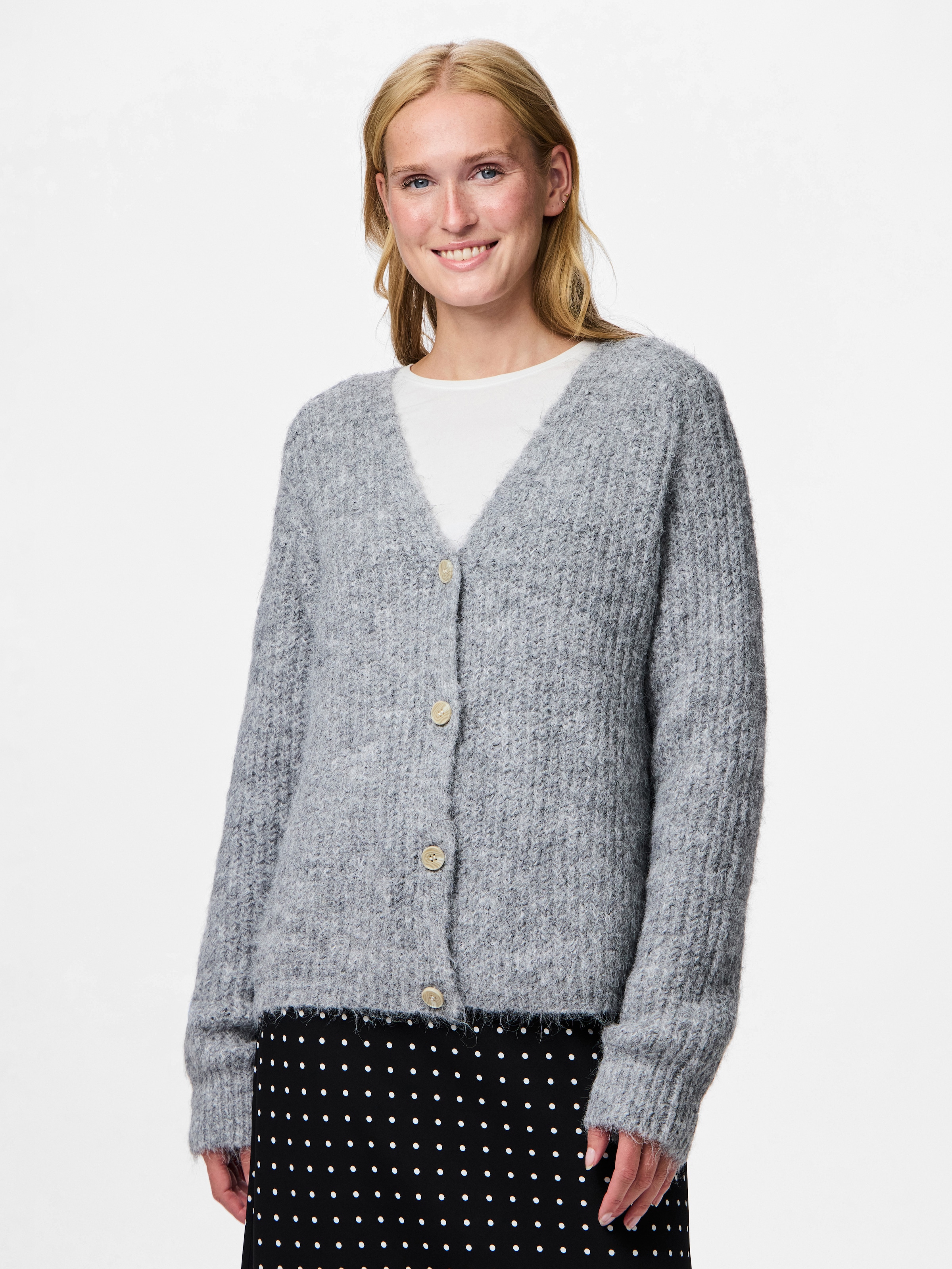 pieces Strickjacke "PCCLEO LS V-NECK KNIT CARDIGAN NOOS BC" günstig online kaufen