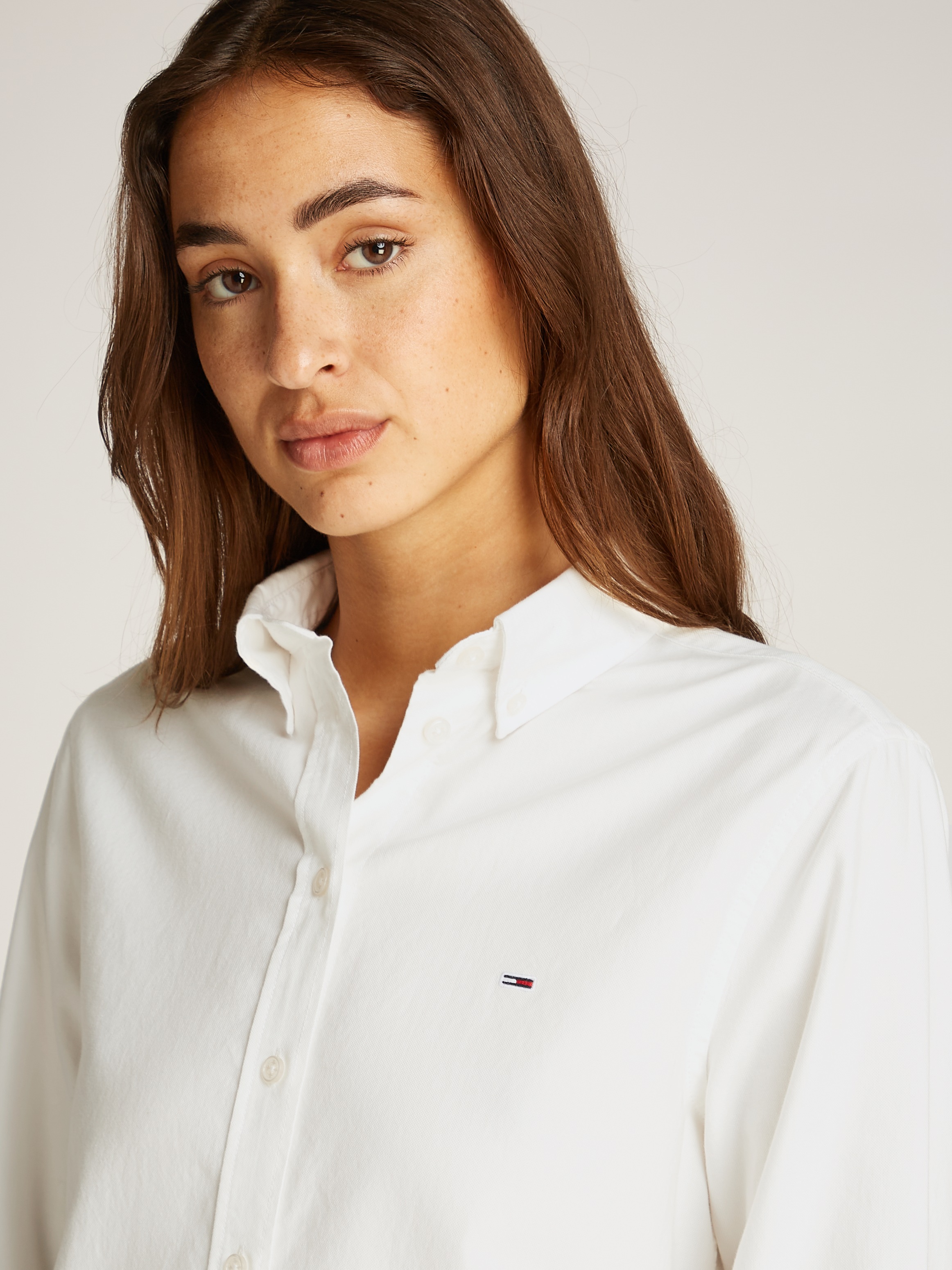 Tommy Jeans Hemdbluse »TJW REG OXFORD SHIRT«, mit Logostickerei