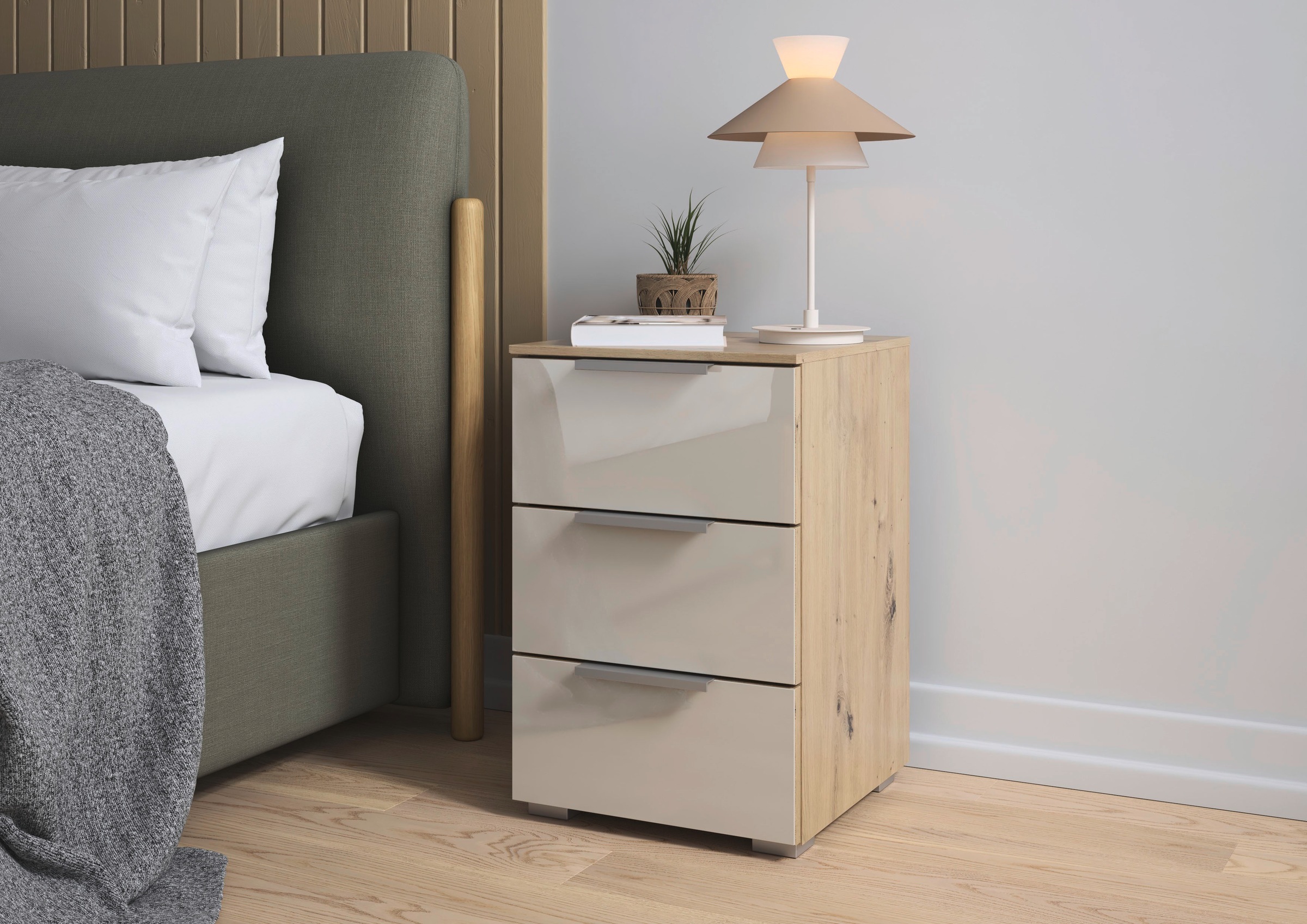 rauch Nachtkommode »Nachttisch Nachtkonsole Nachtschrank KOLUNA mit Glasfront«, (Breite 40 cm), mit 3 geräumigen Schubladen für viel Stauraum MADE IN GERMANY