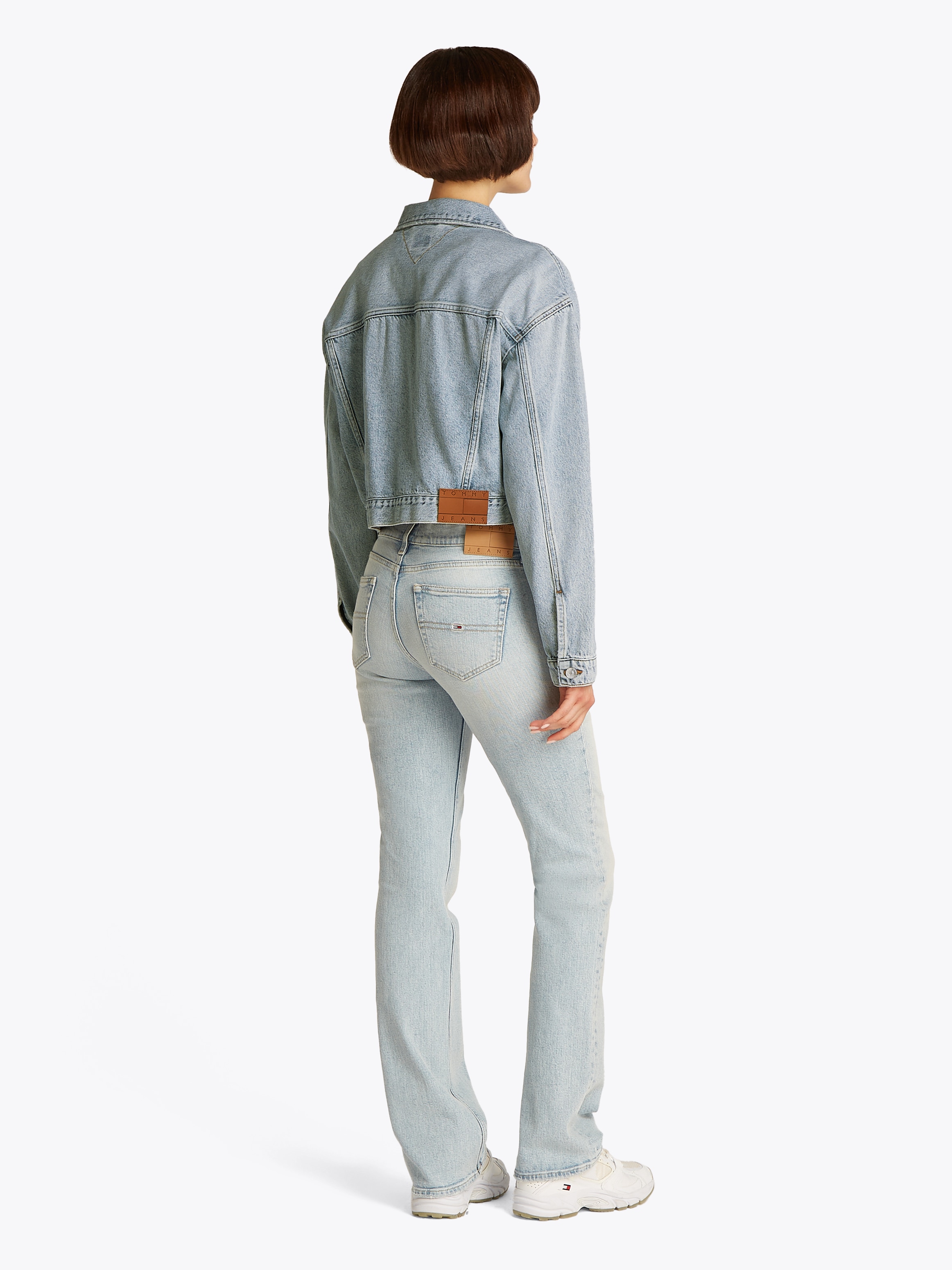Tommy Jeans Jeansjacke »OVSZ CROP TRUCKER JACKET BI6012«, mit kurzem Schnitt, in blauer Waschung, mit Brusttaschen