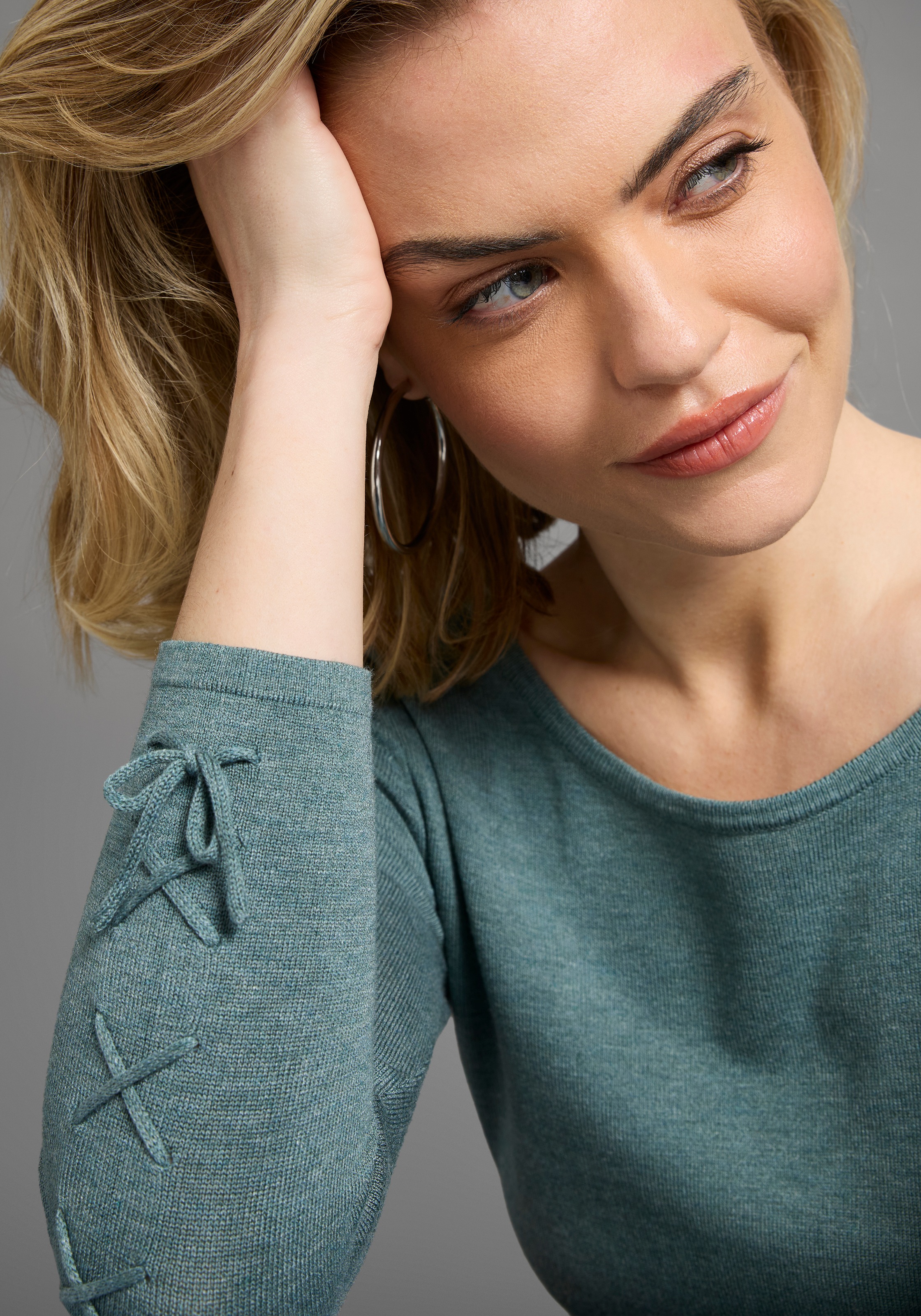 Thumbnail - Laura Scott Strickkleid mit Schnürdetail und 3/4 Ärmeln