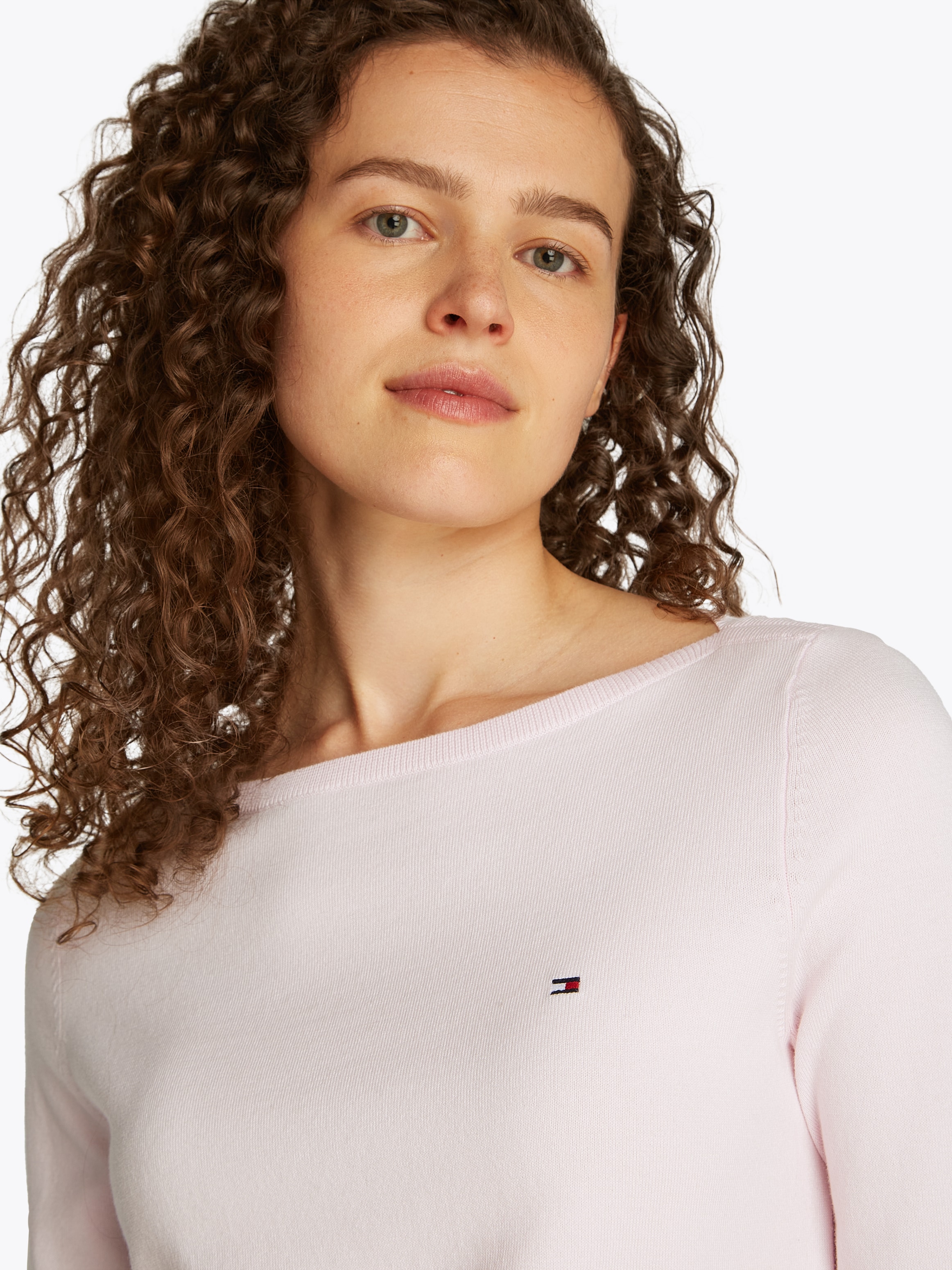 Tommy Hilfiger Strickpullover »CO JERSEY STITCH BOAT-NK SWEATER«, mit Tommy Hilfiger Logo-Flag am Ärmel