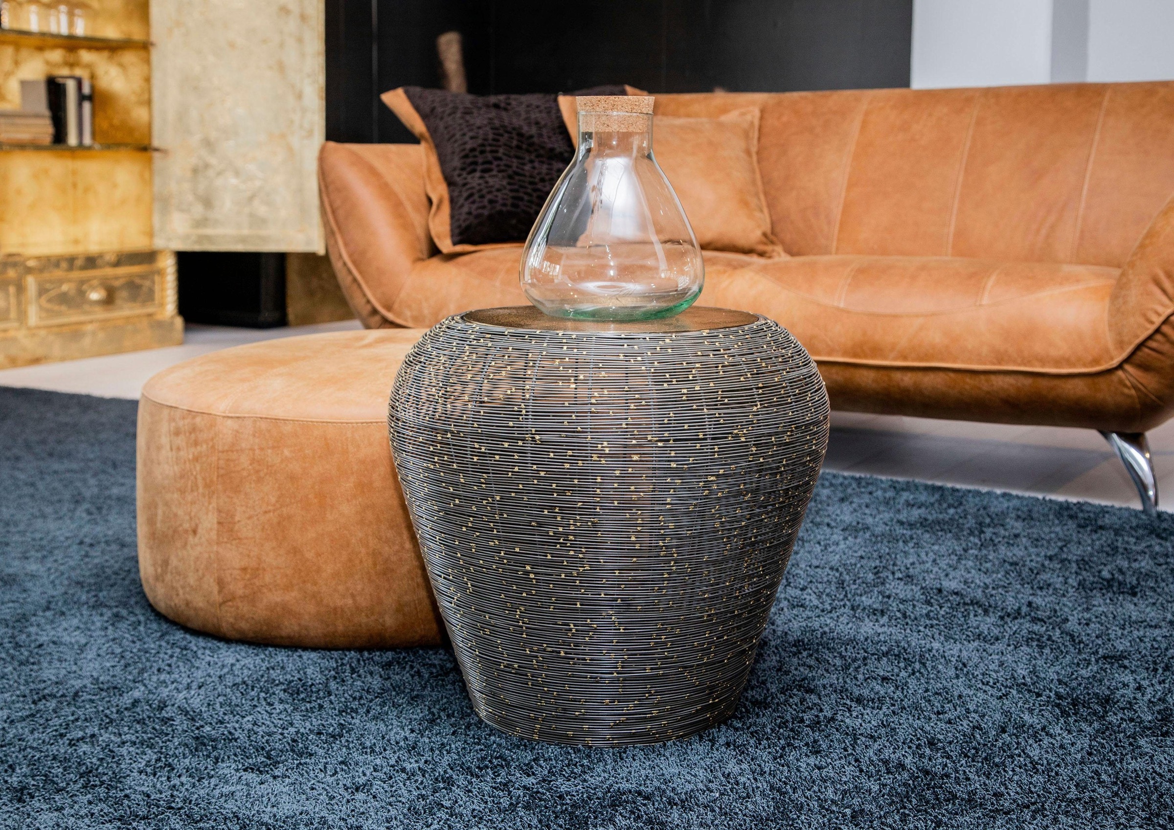 Gutmann Factory Beistelltisch "Coffee, Couchtisch, rund Ø 51 cm" Exklusiver Beistelltisch mit fein gearbeiteten goldfarbenen Details