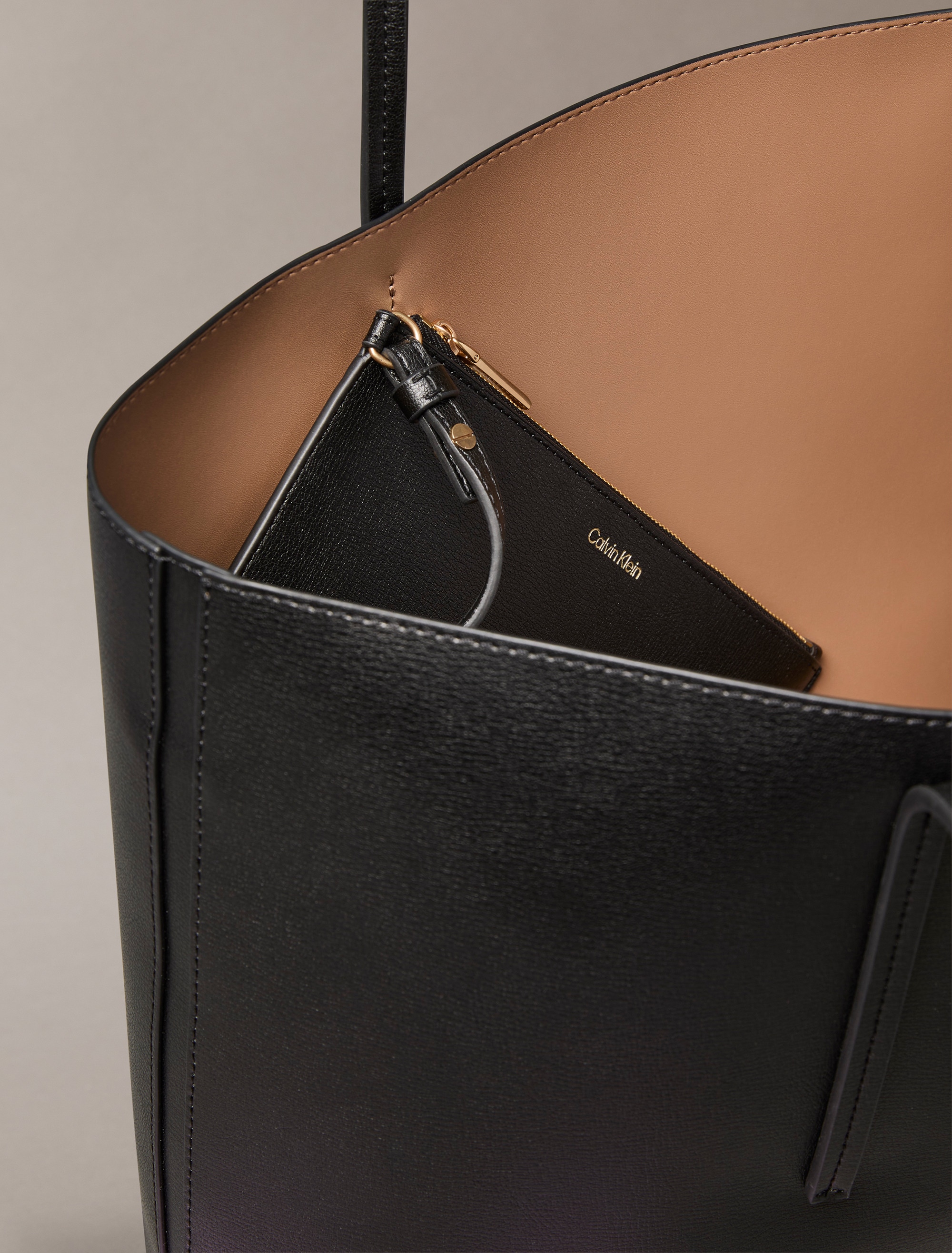 Calvin Klein Henkeltasche »FOIL LOGO TOTE W/POUCH«, (2 tlg.), Damen-Schultertasche mit Reißverschluss-Tasche
