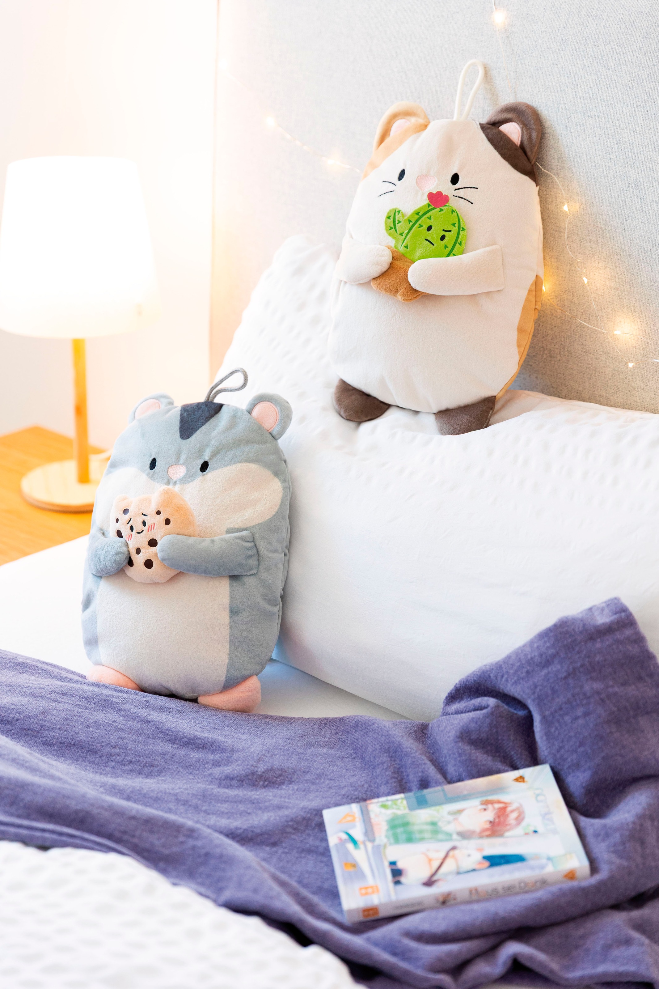 Nici Wärmflasche »mymochi Hamster Shai mit Cookie, 300 ml, 30 cm«, 2in1 - Kuscheltier & Wärmflasche in einem; enthält recyceltes Material