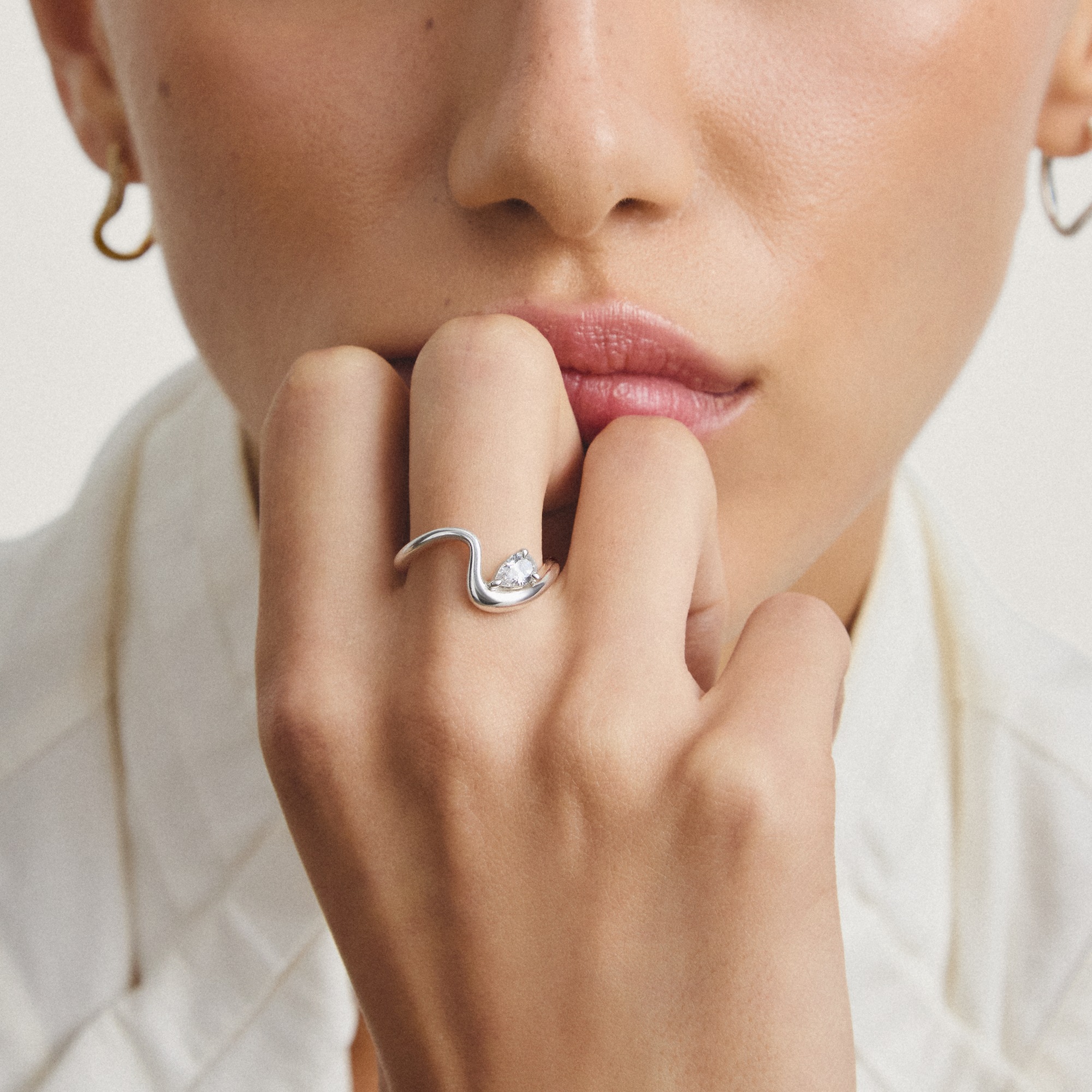 THOMAS SABO Fingerring »Fluid Elegance Ring mit Zirkoniastein« mit Zirkonia (synth.)