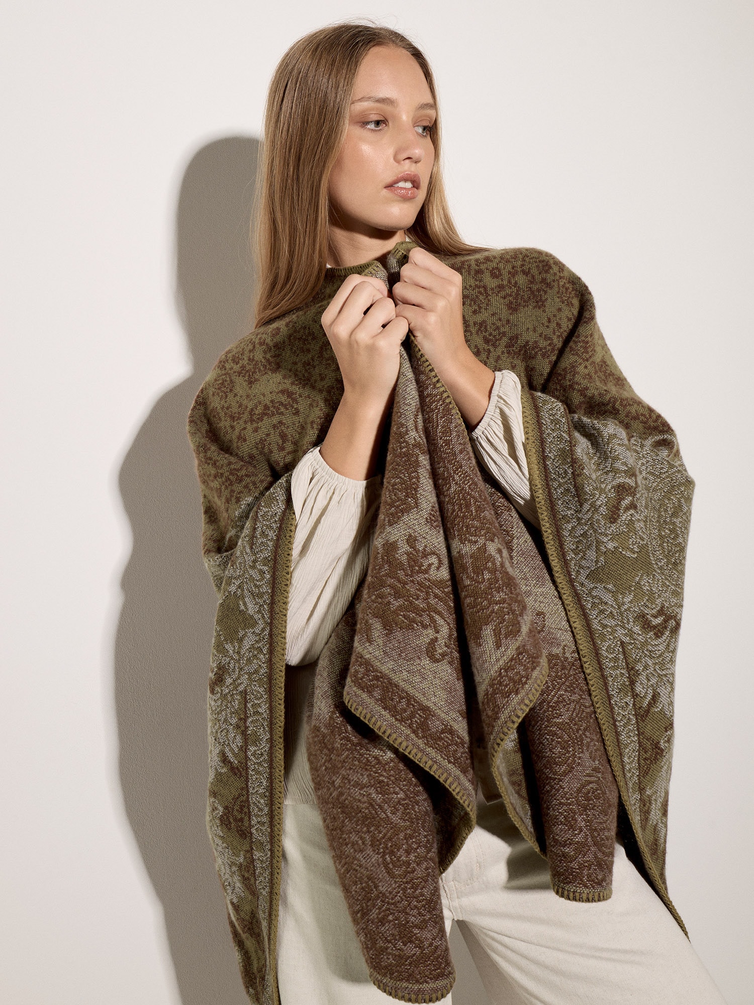 Apricot Cardigan »Bordüren-Cape« mit Paisleydetails
