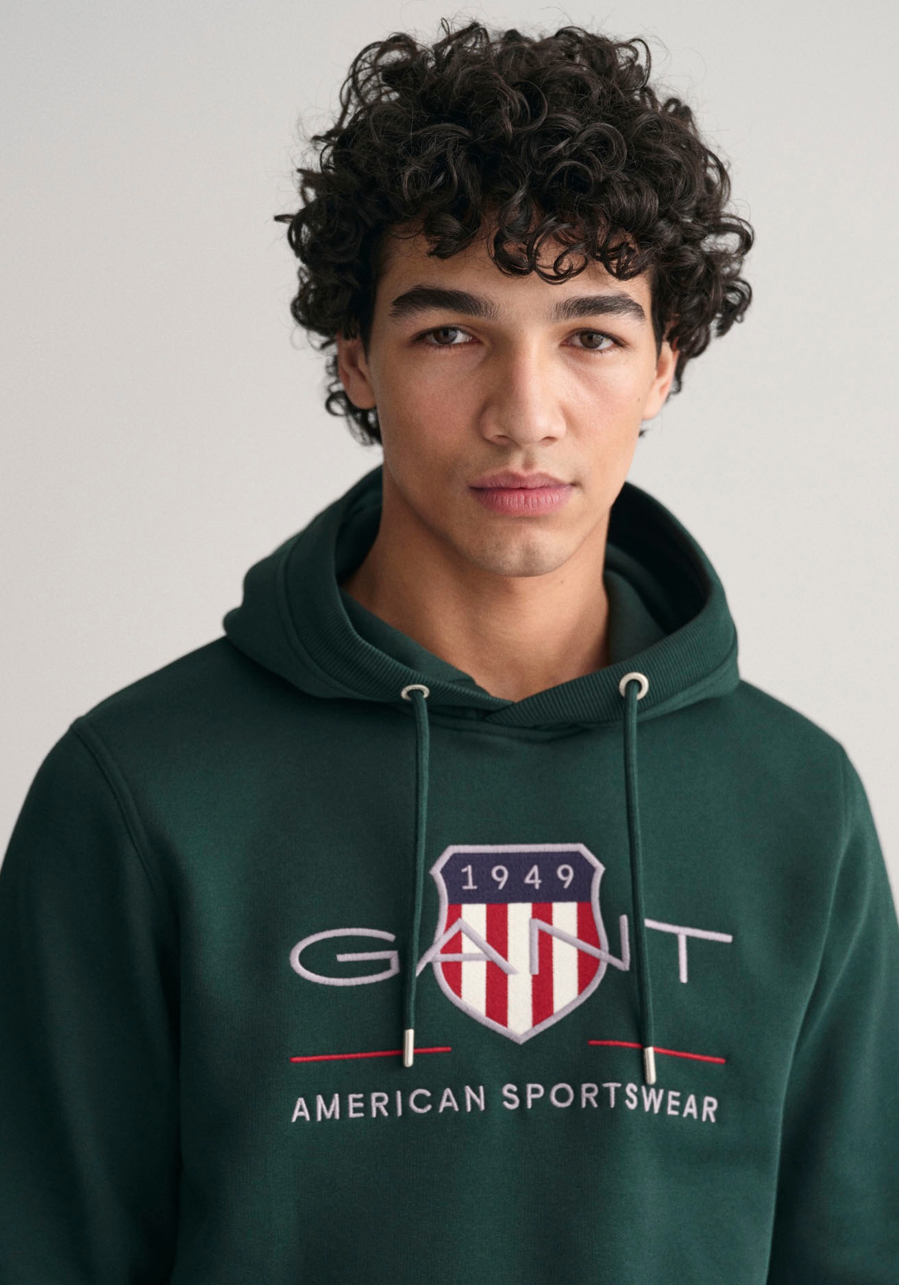 der BAUR auf mit SHIELD ARCHIVE Brust ▷ | HOODIE«, Gant modischer Logostickerei »REG Hoodie kaufen