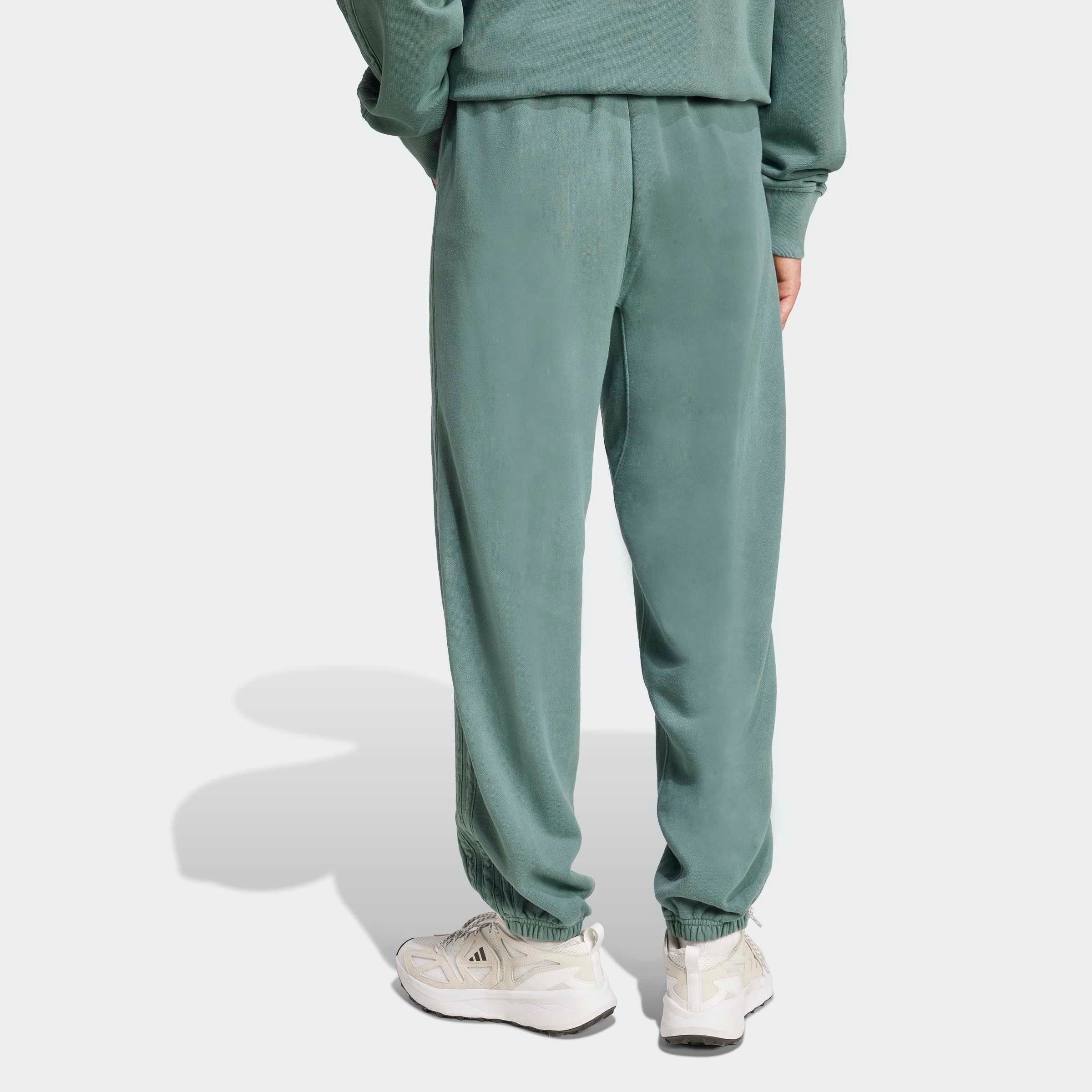 Thumbnail - adidas Sportswear Sporthose "ALL SZN FRENCH TERRY WASHED LOOSE" mit gesticktem 3-Streifen-Logo, aus French Terry