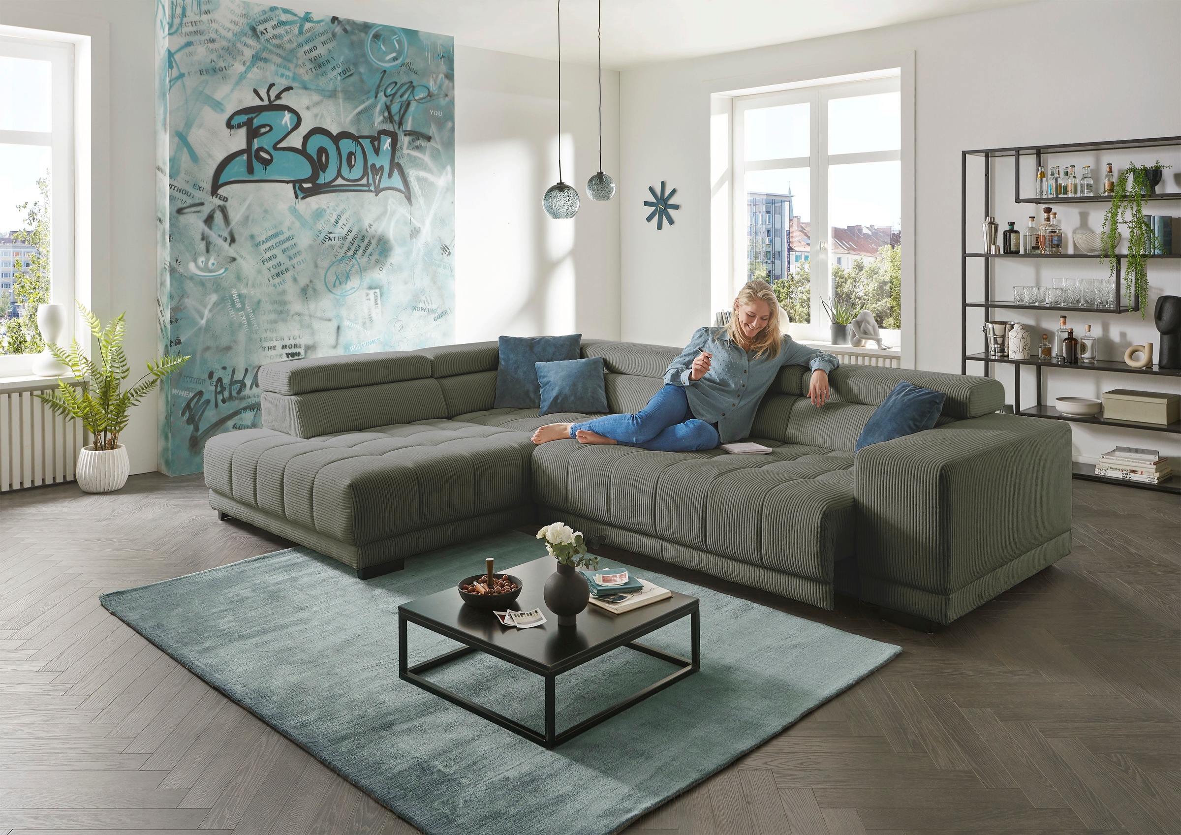 Die PlanBar Ecksofa "MP-IN15053 L-Form breiter Schenkel" mit Kopfteilverstellung, wahlweise mit manueller Vorziehbank