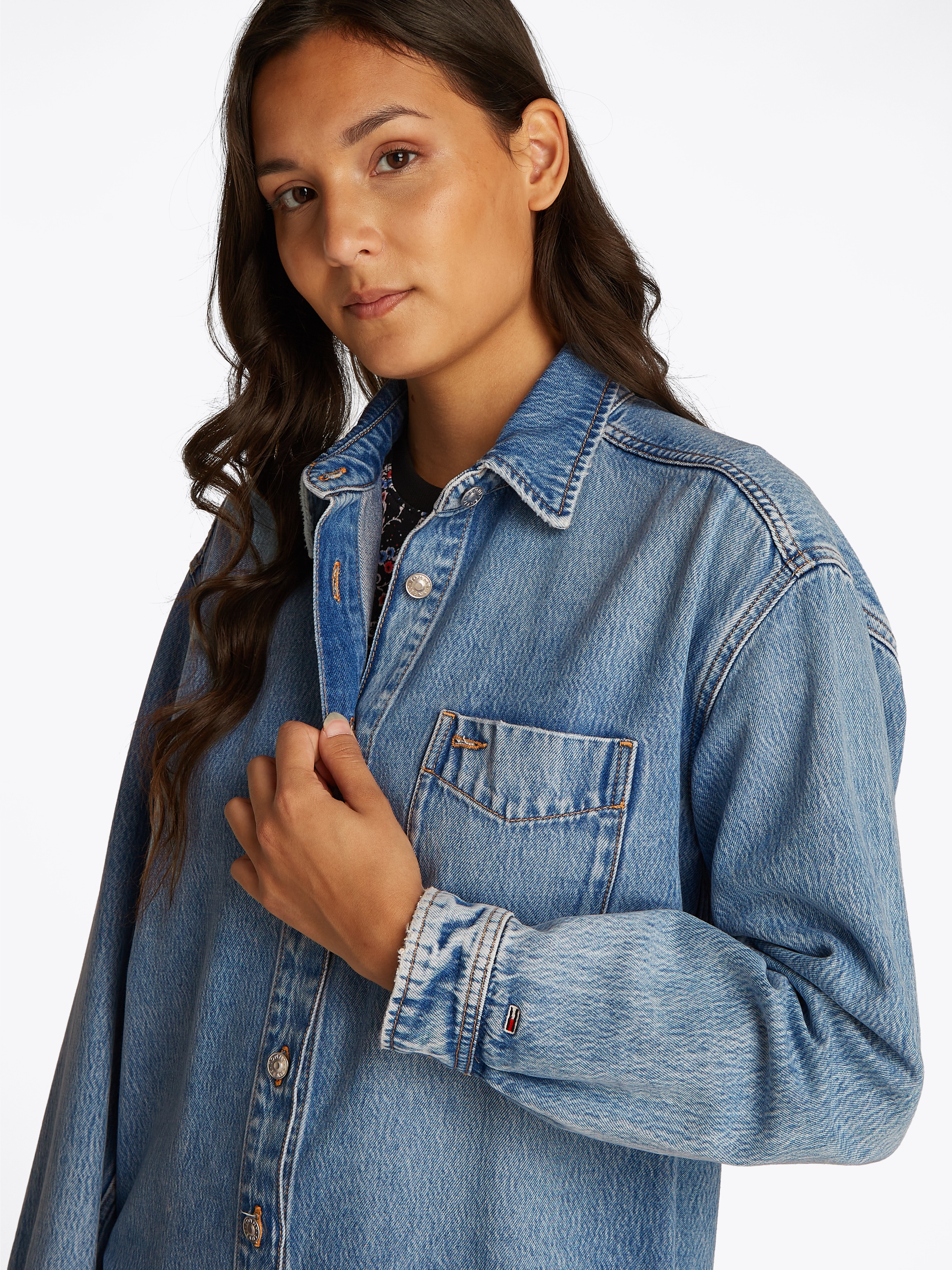 Tommy Jeans Hemdbluse "RELAXED LS SHIRT BI6011", mit Brusttasche, in blauer günstig online kaufen