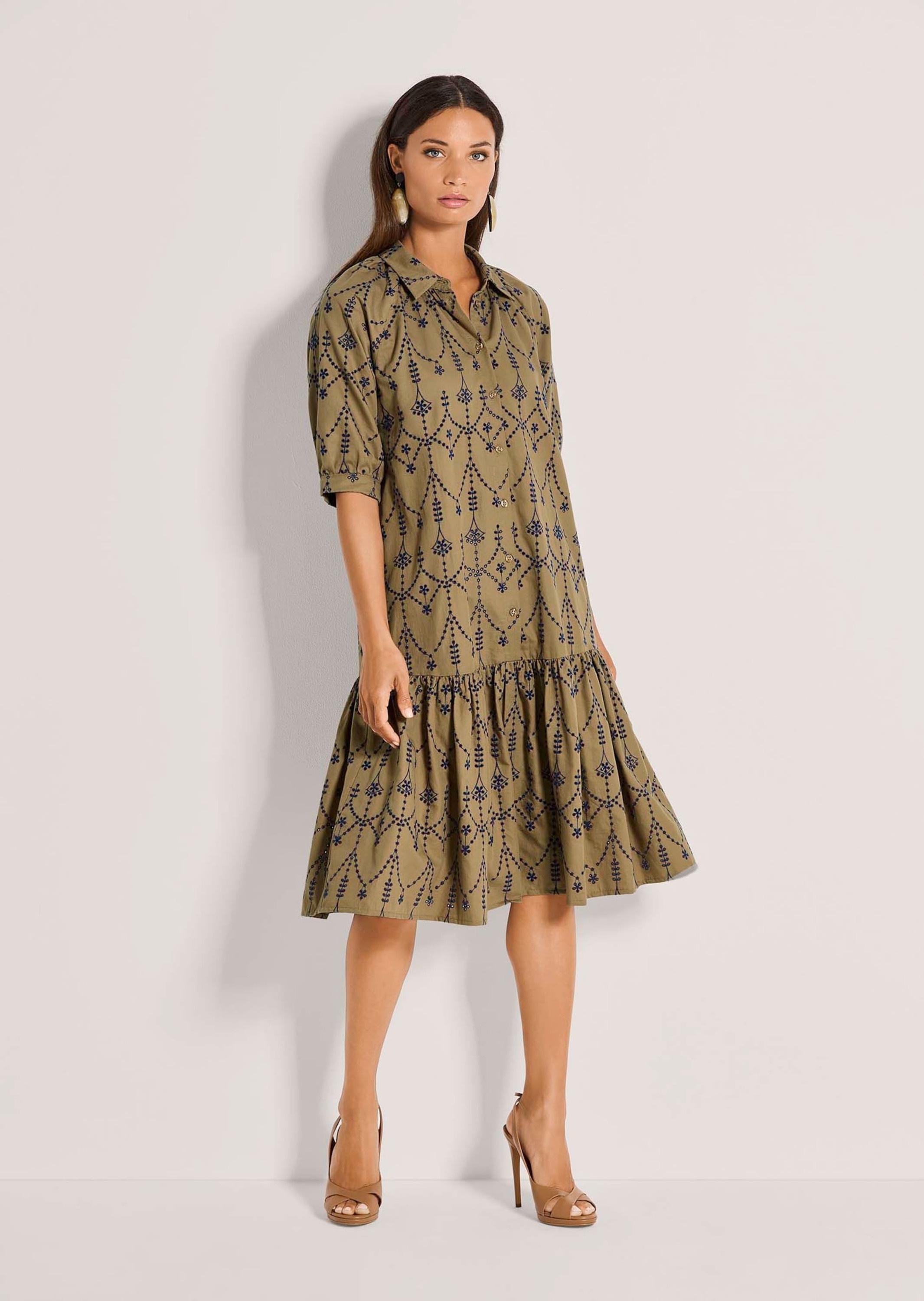 MADELEINE Midikleid »Hemdblusenkleid Sommerliches Midikleid mit Volant« Kleid mit Lochstickerei