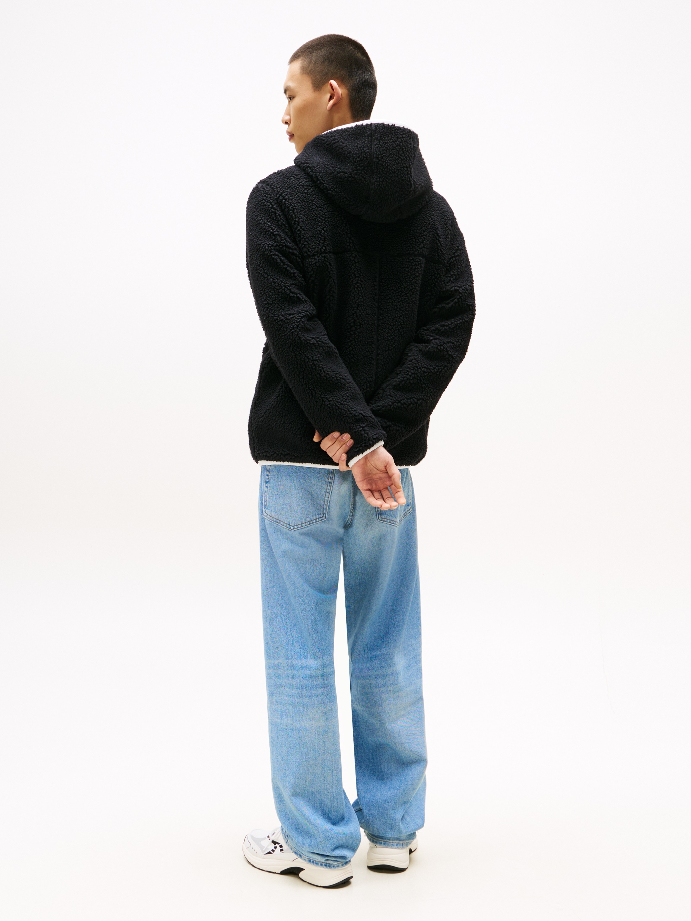 Tommy Jeans Plüschjacke »TJM REG BADGE TEDDY ZIP TRU EXT«, mit Kapuze, mit Logopatch, leicht überschnittene Schultern