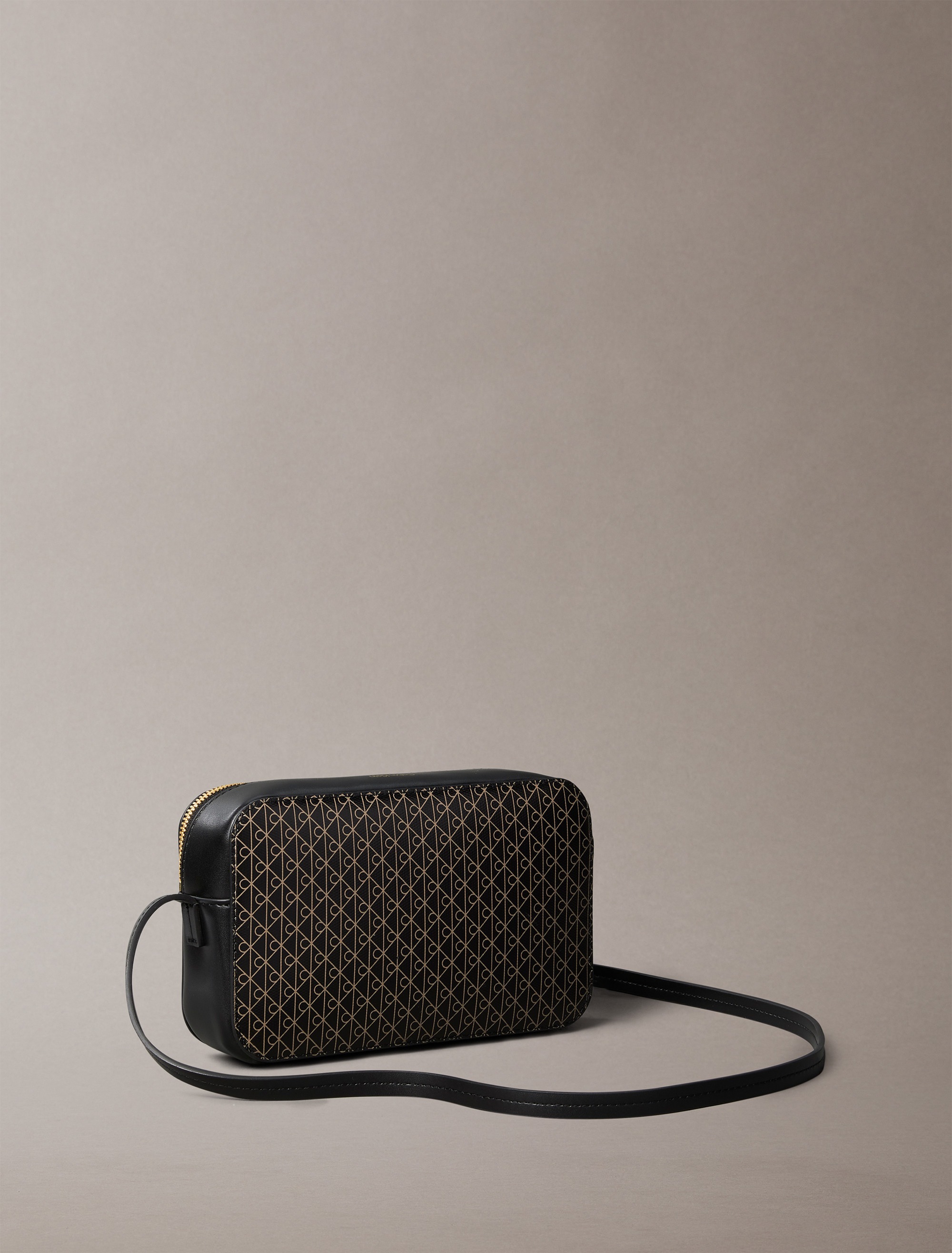 Calvin Klein Mini Bag »AOP ELONGATED CAMERA BAG«, kleine Damen-Umhängetasche, Schultertasche mit Monogramm-Print