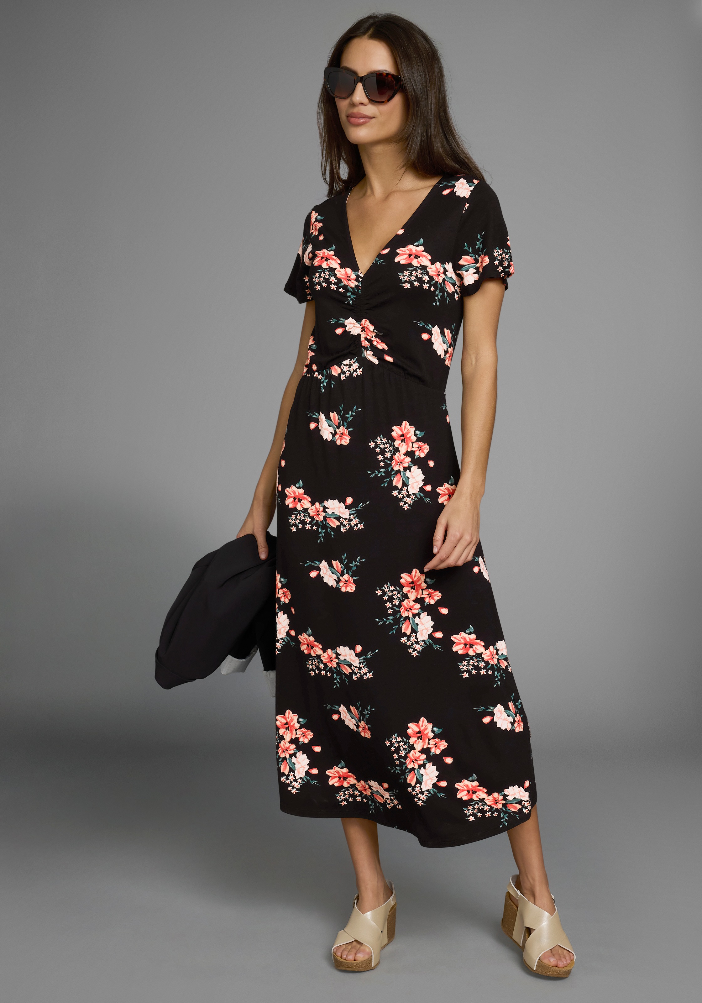 Laura Scott Sommerkleid, mit romantischem Blumendruck und Raffung, Midiklei günstig online kaufen