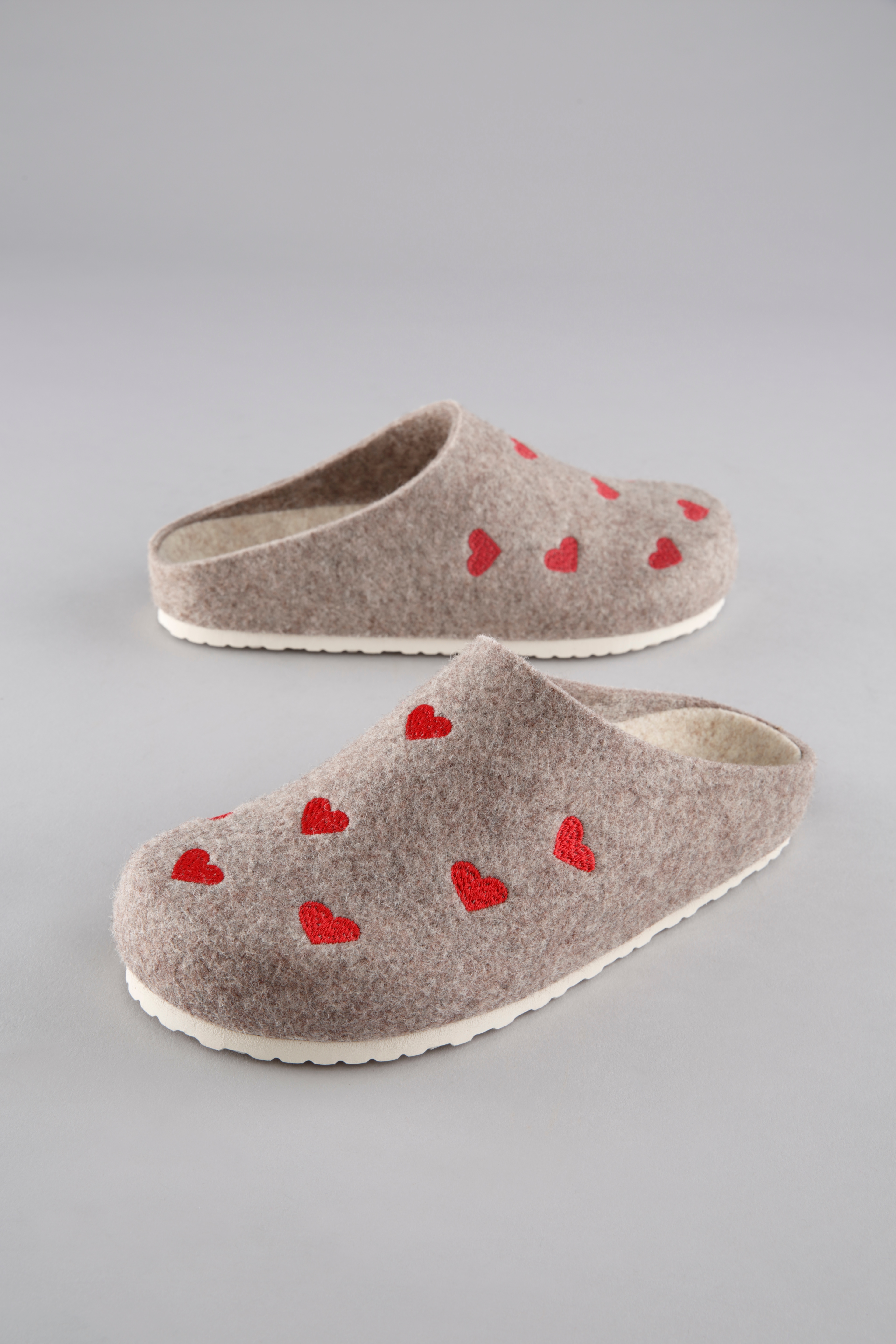 Aniston SHOES Clog Hausschuh, Homeslipper mit Herzchen-Stickerei