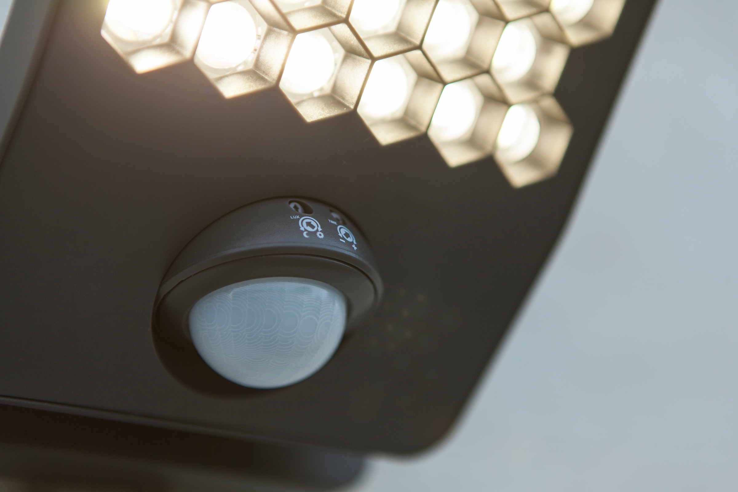 LUTEC LED Außen-Wandleuchte »LED-Aussenwandleuchte ATLANTIS small«, 1 flammig, Leuchtmittel LED-Board | LED fest integriert, mit Sensor, schwenkbar