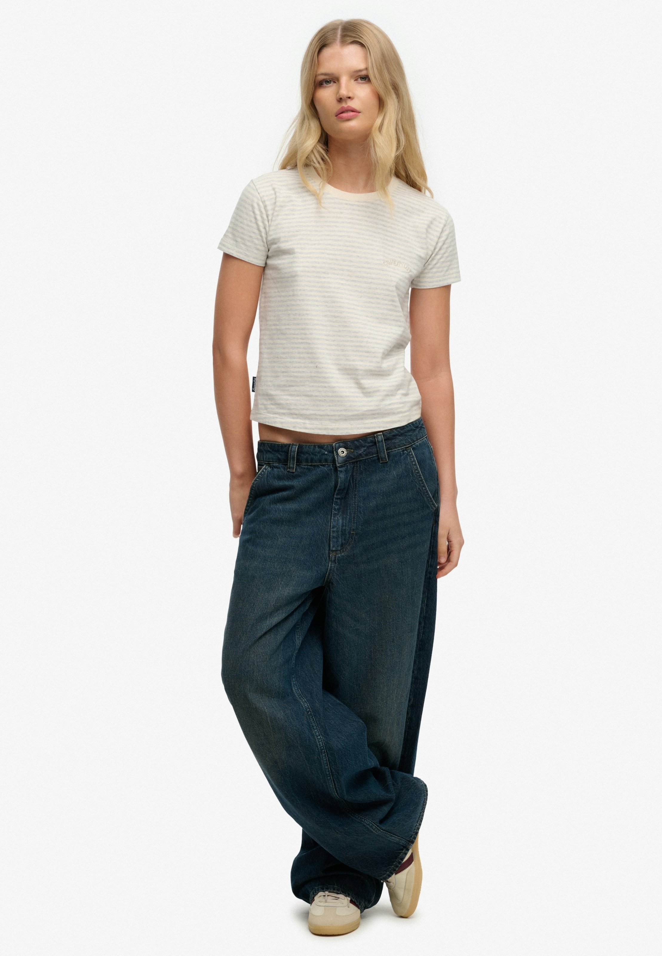 Superdry T-Shirt »ESSENTIAL LOGO STR FITTED TEE« angenehmes Tragegefühl durch besonders weiche Haptik