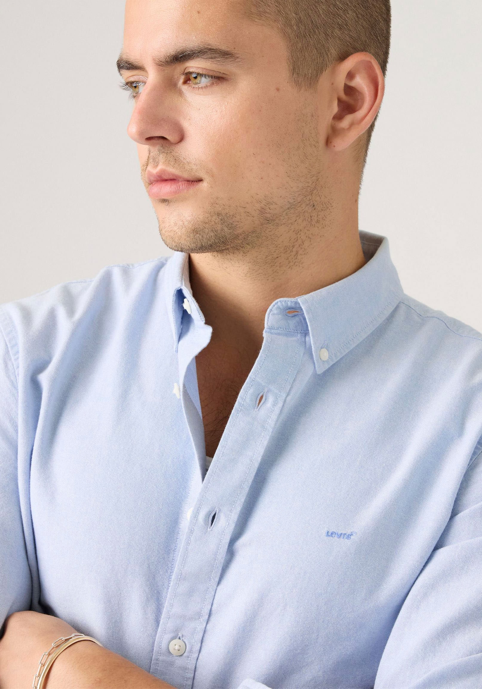 Levi's® Langarmhemd »AUTHENTIC BUTTON DOWN«, mit Ton-in-Ton Logostickerei auf der Brust