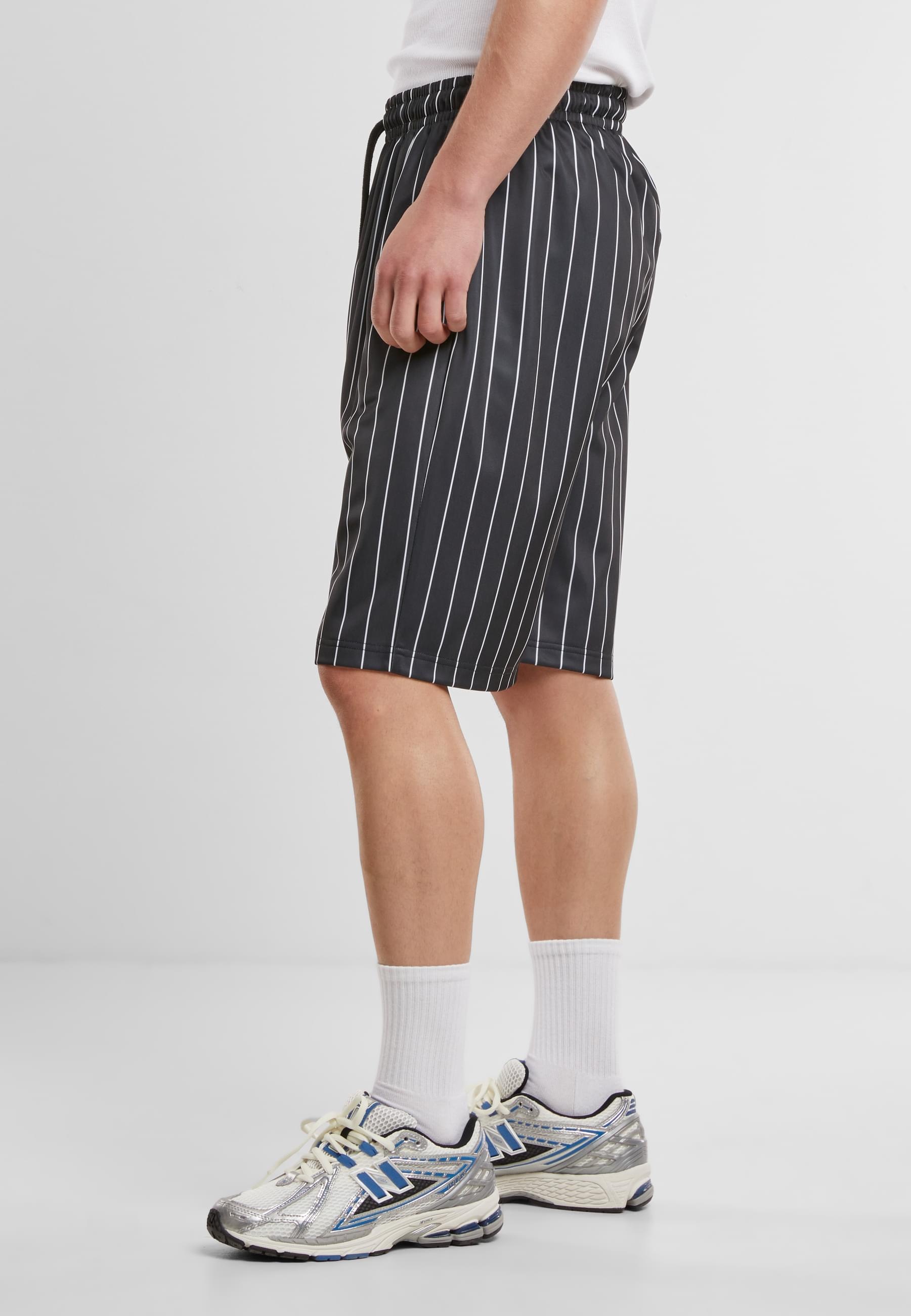 URBAN CLASSICS Shorts »Urban Classics Pinstripe Trackshorts«, (1 tlg.)