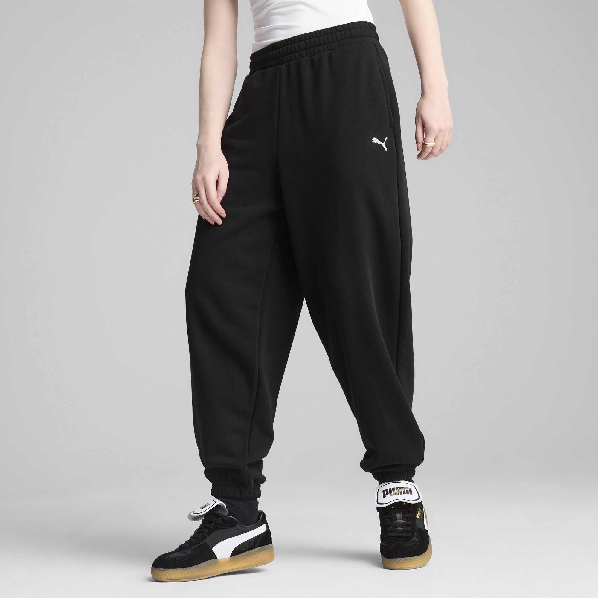 PUMA Sporthose »WARDROBE ESS Relaxed Fit Jogginghose Damen«