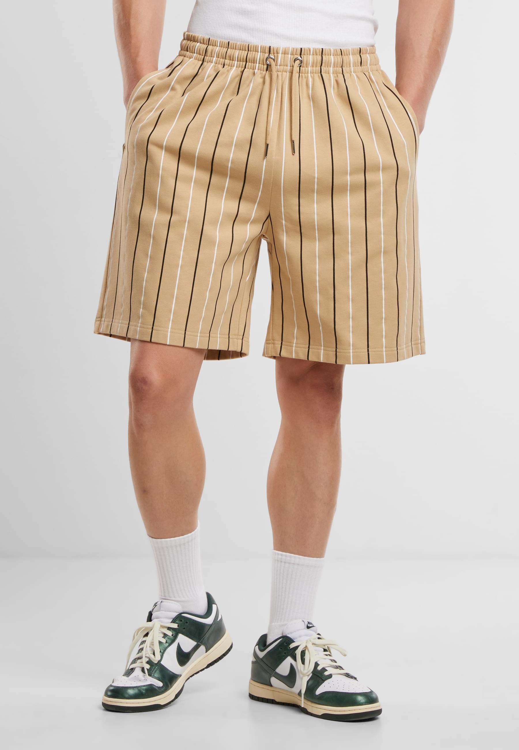 URBAN CLASSICS Sweatshorts »Urban Classics Printed Pinstripe Shorts«, (1 tlg.)