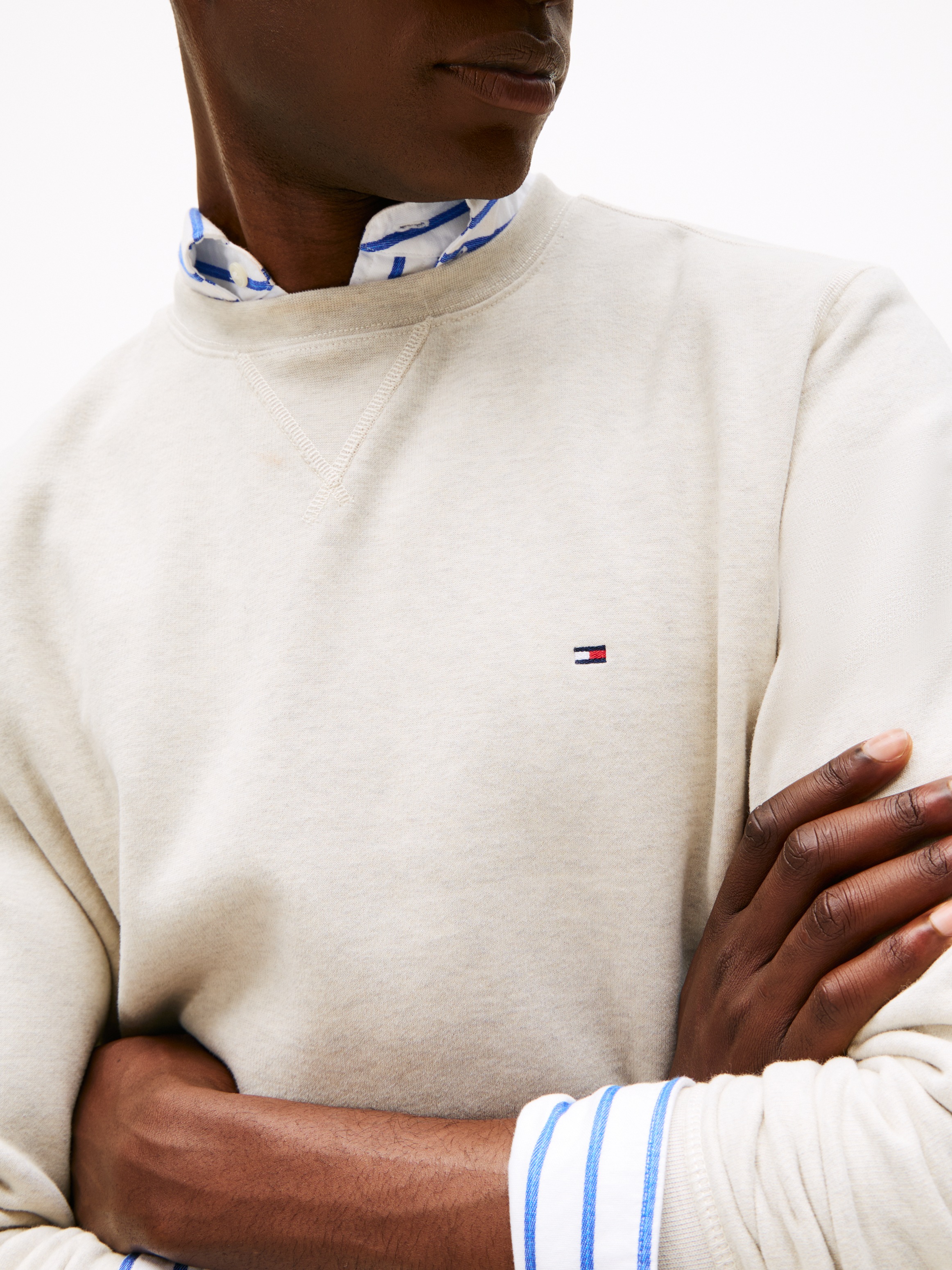 Thumbnail - Tommy Hilfiger Sweatshirt "ESS SEASONAL FLEECE CREWNECK mit Rundhals und Stickerei" unifarben, casual, regular fit, Baum...