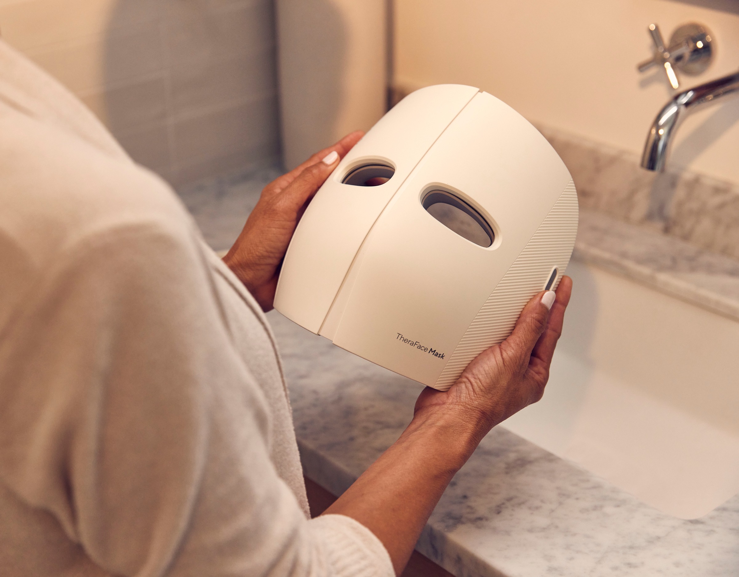 Therabody Kosmetikbehandlungsgerät »TheraFace Mask LED-Hautpflegemaske mit Vibrationstherapie«