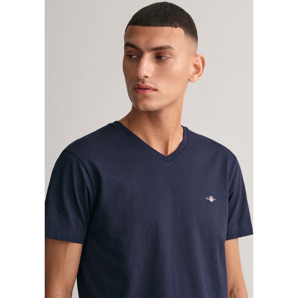 Gant T-Shirt »SLIM SHIELD V-NECK T-SHIRT«, mit einer kleinen Logostickerei auf der Brust