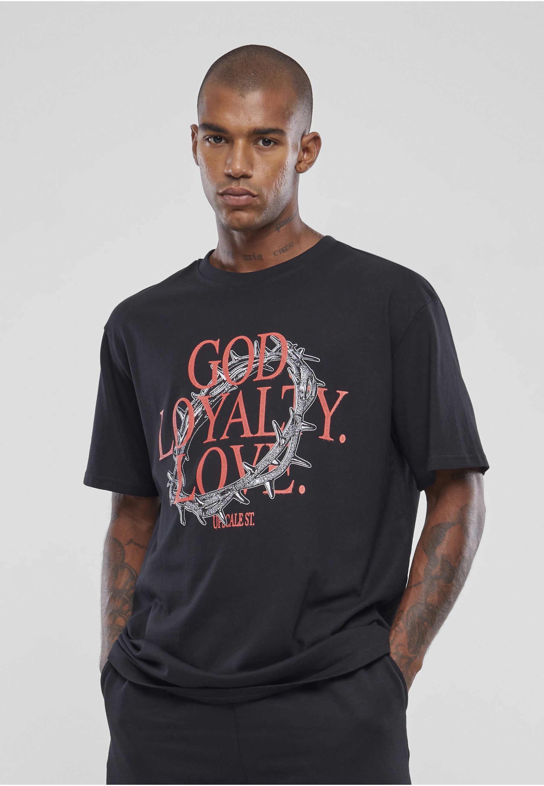 Thumbnail - Upscale by Mister Tee T-Shirt "Upscale by Mister Tee Unisex God Loyalty Love Oversize Tee" 1 Stk.