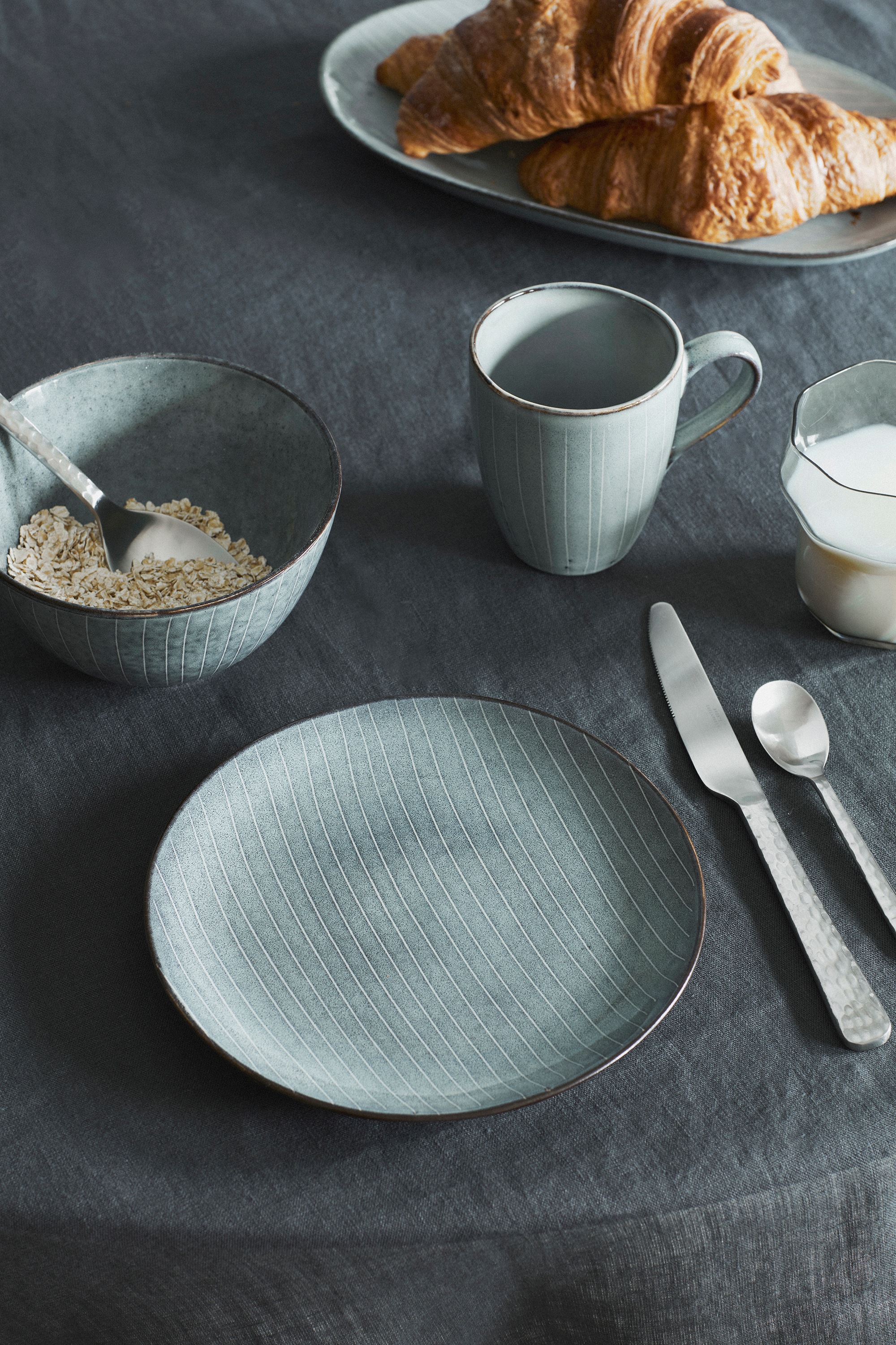 Broste Copenhagen Frühstücks-Geschirrset »Nordic Sea, inklusive 1 Packung Twist Kerzen«, (Set, 7 tlg.), Beliebte Geschirr Sets Exclusiv mit Geschenk