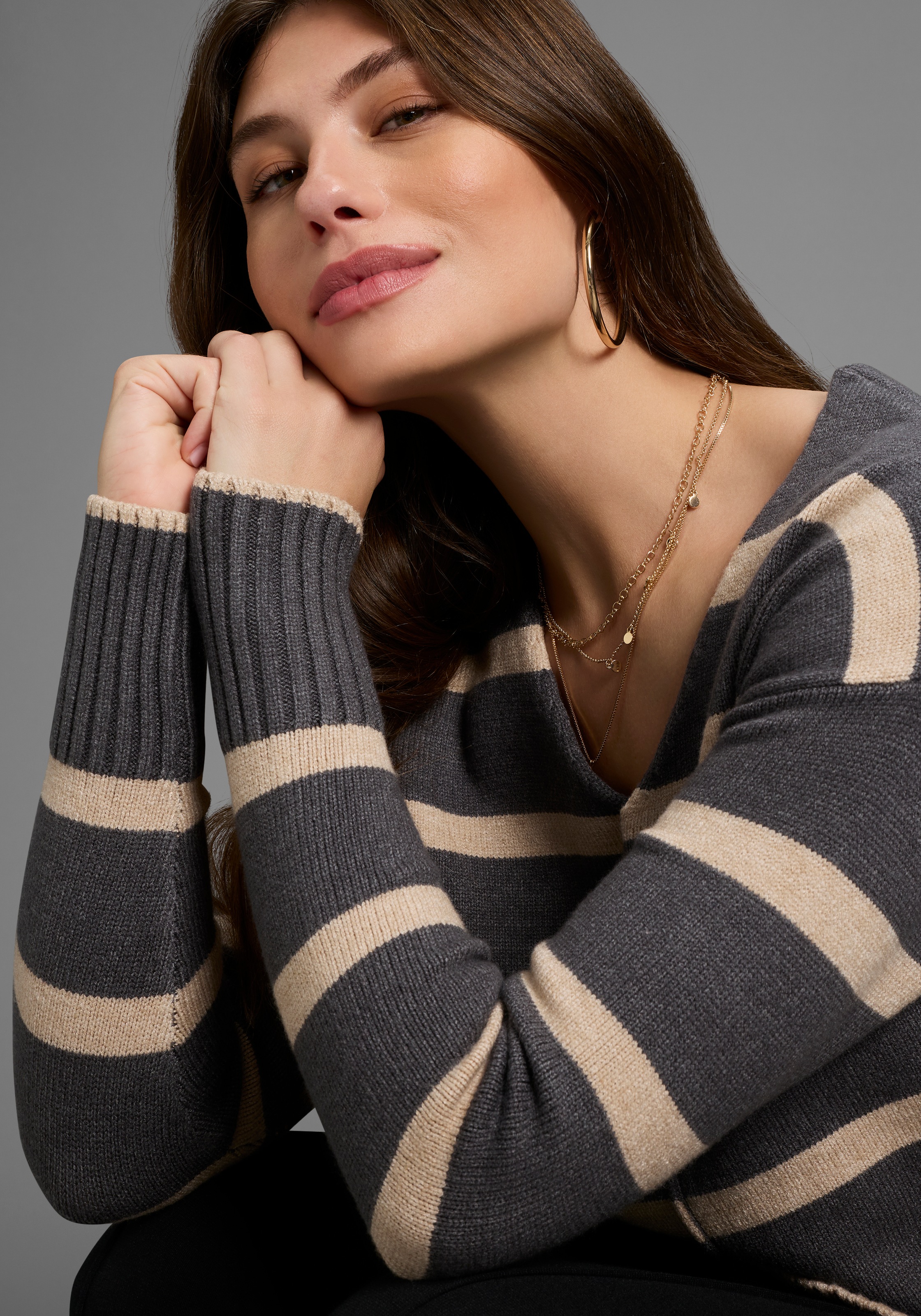 Thumbnail - Laura Scott Streifenpullover softer Übergangsstrick mit V-Ausschnitt in lässiger Passform