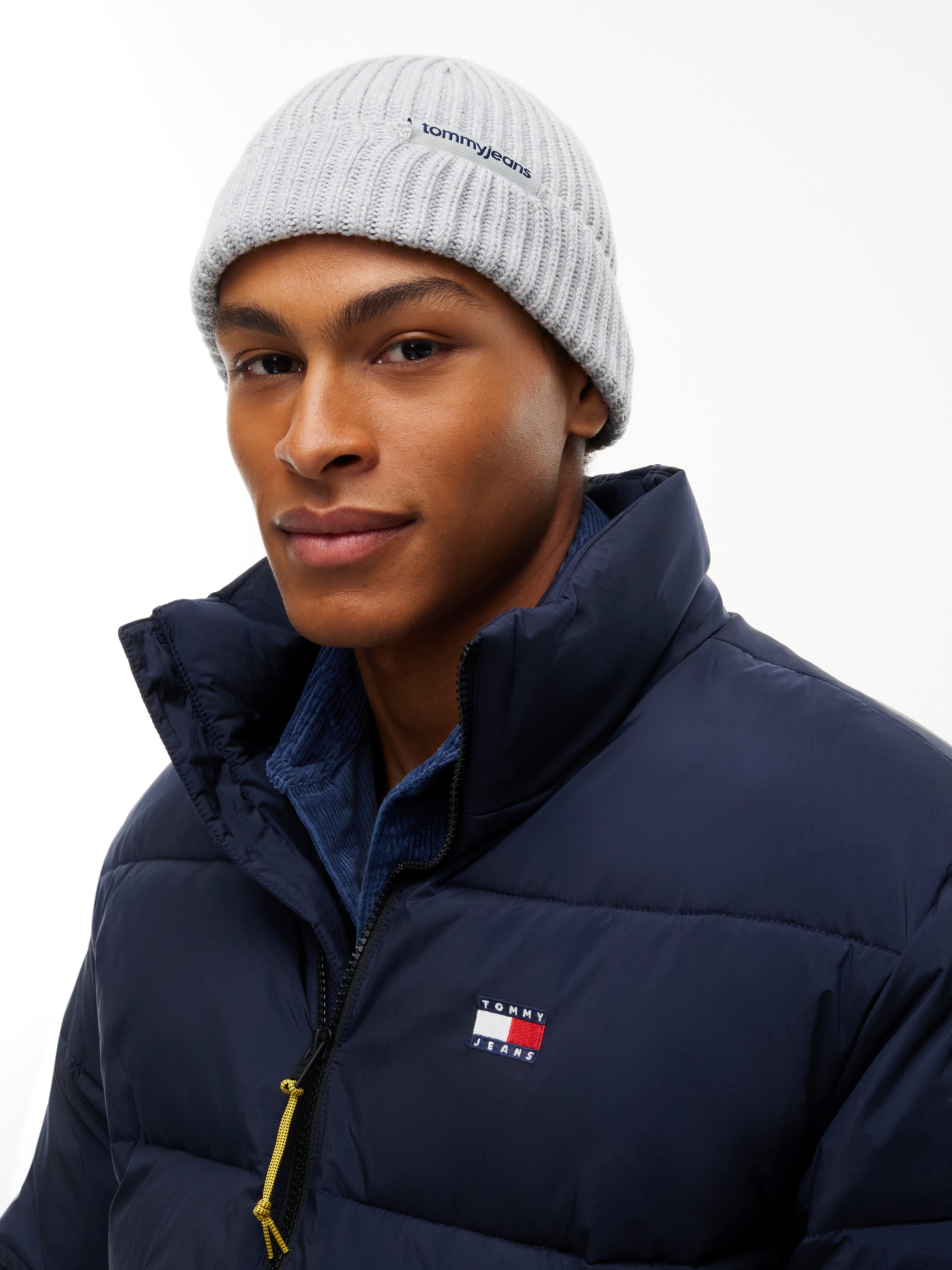 Tommy Jeans Beanie "LINEAR LOGO BEANIE" Regular fit mit Markenlabel