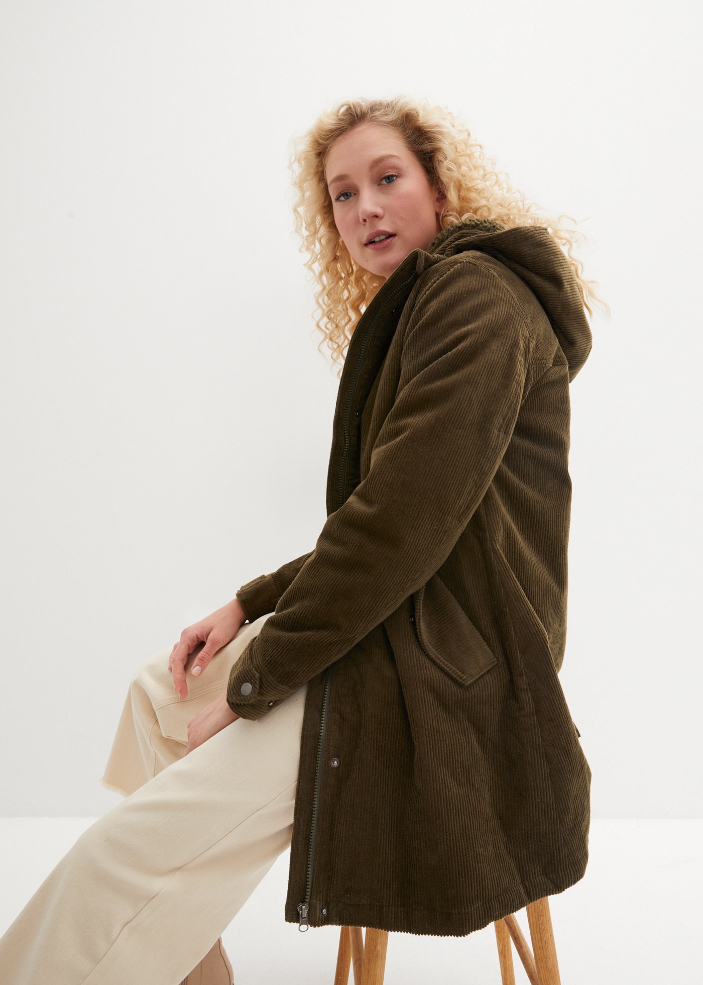 bonprix Parka mit Kapuze sportlicher Parka, in Cord-Optik, mit kuscheligem Plüschfutter