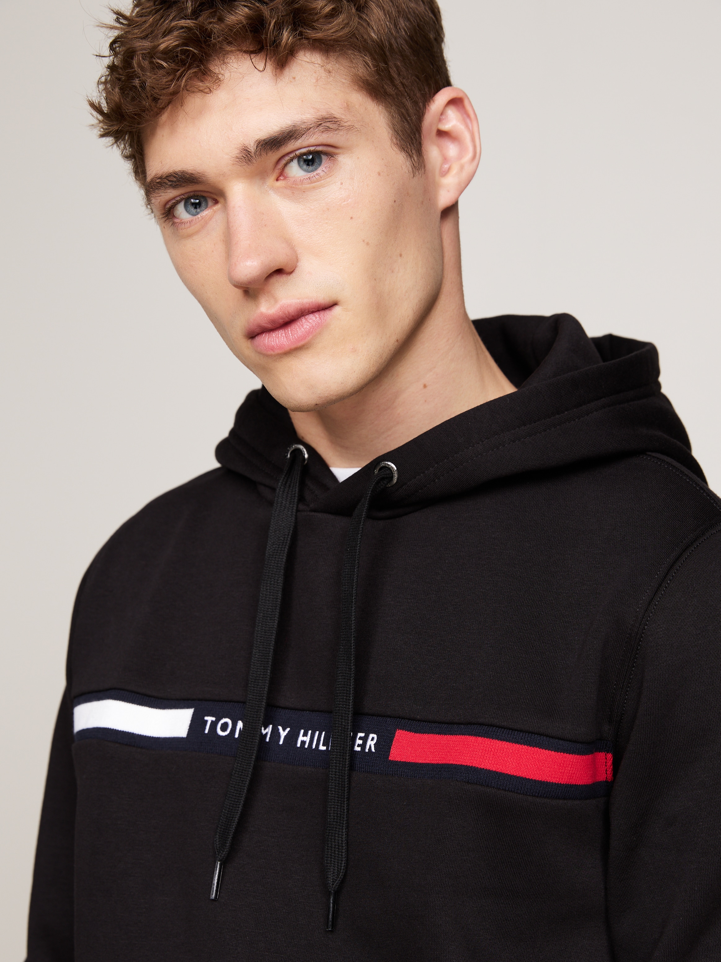 Tommy Hilfiger Kapuzensweatshirt »HILFIGER CHEST INSERT HOODY«, mit Kapuze, Kängurutasche, Logoschriftzug