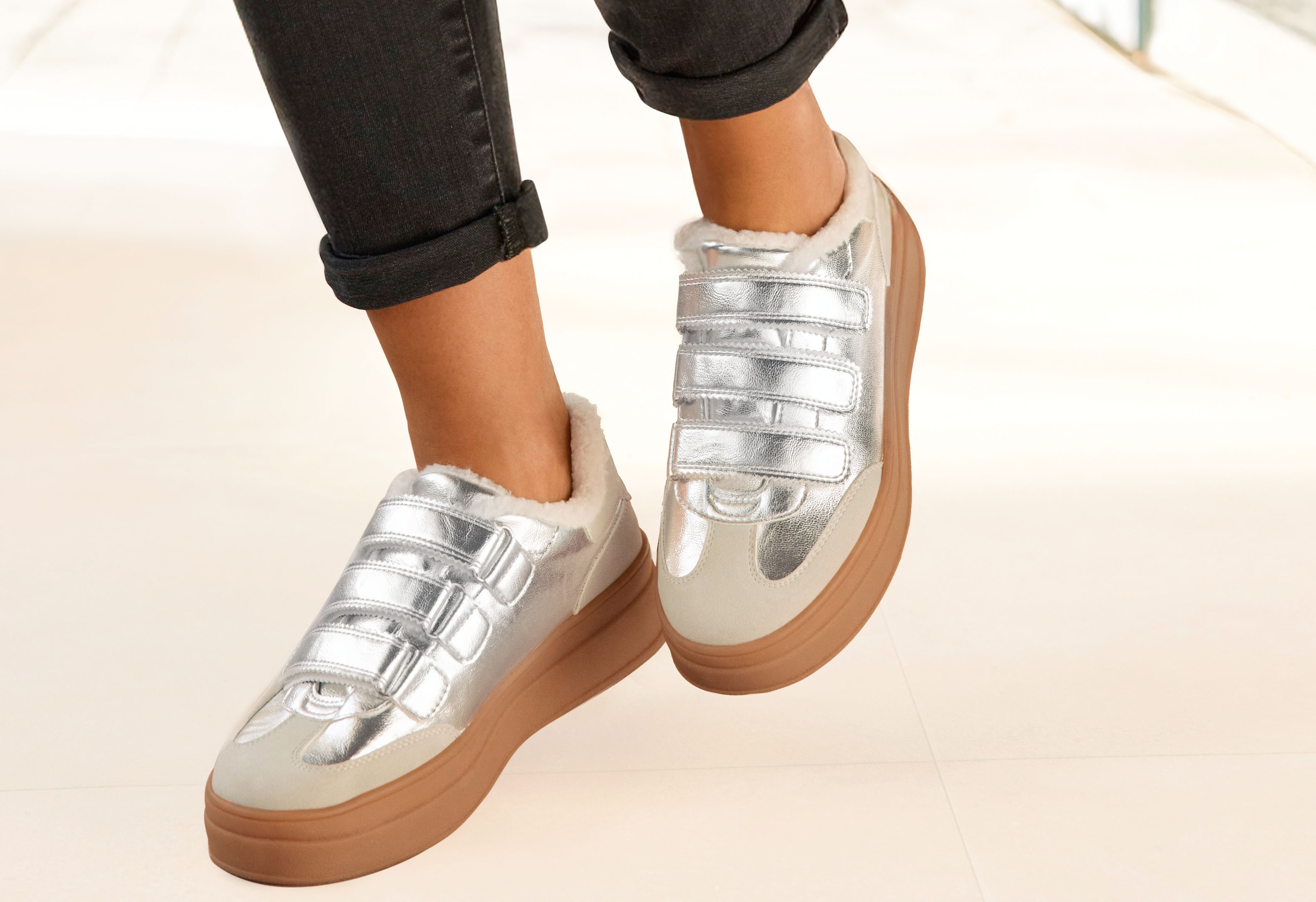 LASCANA Sneaker, Freizeitschuh, Halbschuh mit Teddyfell VEGAN