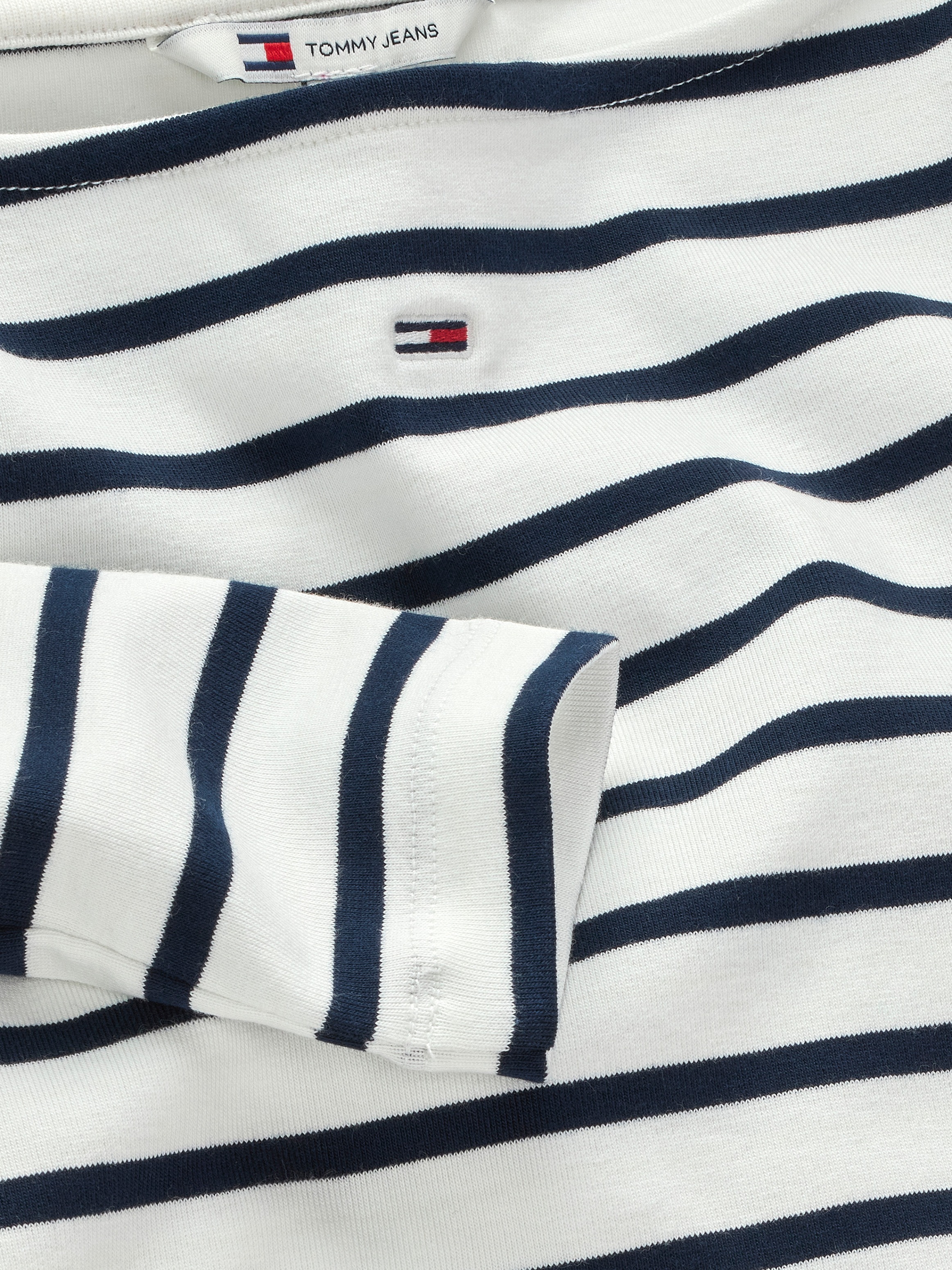 Tommy Jeans Langarmshirt »TJW BOAT NECK TOP LS«, mit Logostickerei