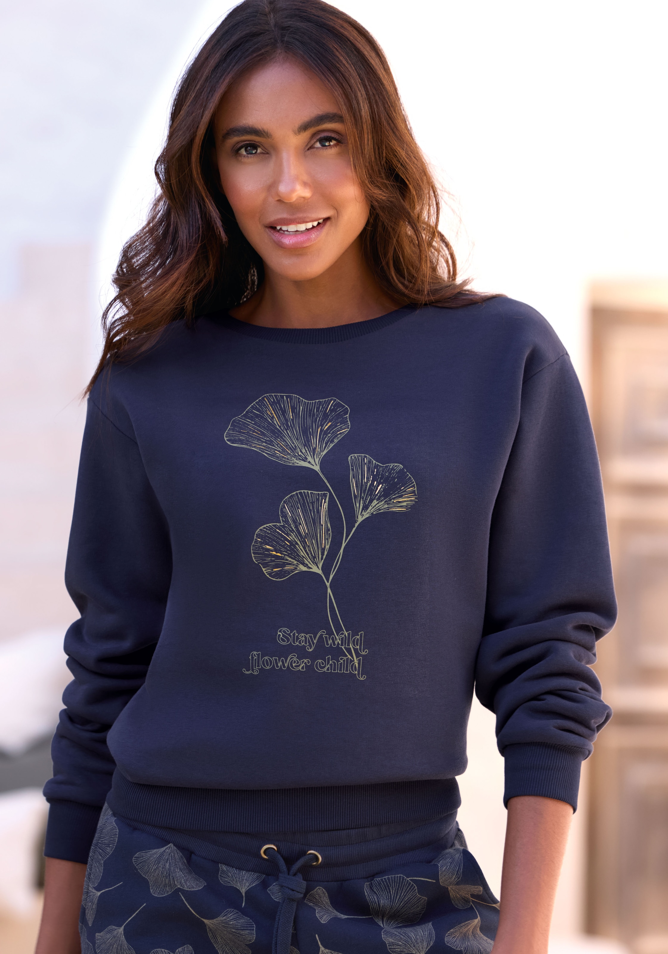 LASCANA Sweatshirt, mit glänzenden Druckdetails, Loungewear günstig online kaufen
