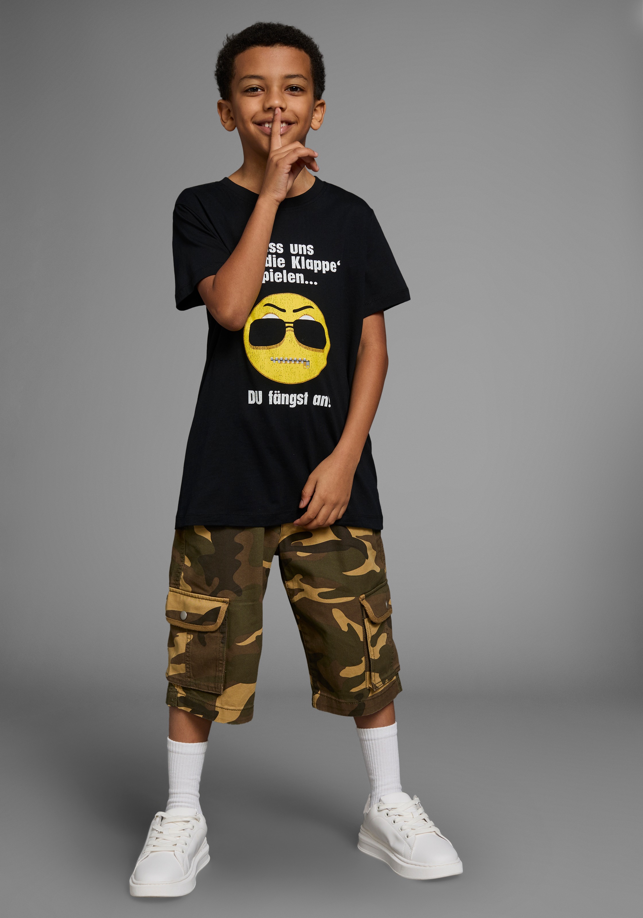 KIDSWORLD T-Shirt »Mit Spruch: LASS UNS: HALT DIE KLAPPEN! SPIELEN«, Kurzarm, Basic-Passform, mit trendigen Statements und Sprüchen