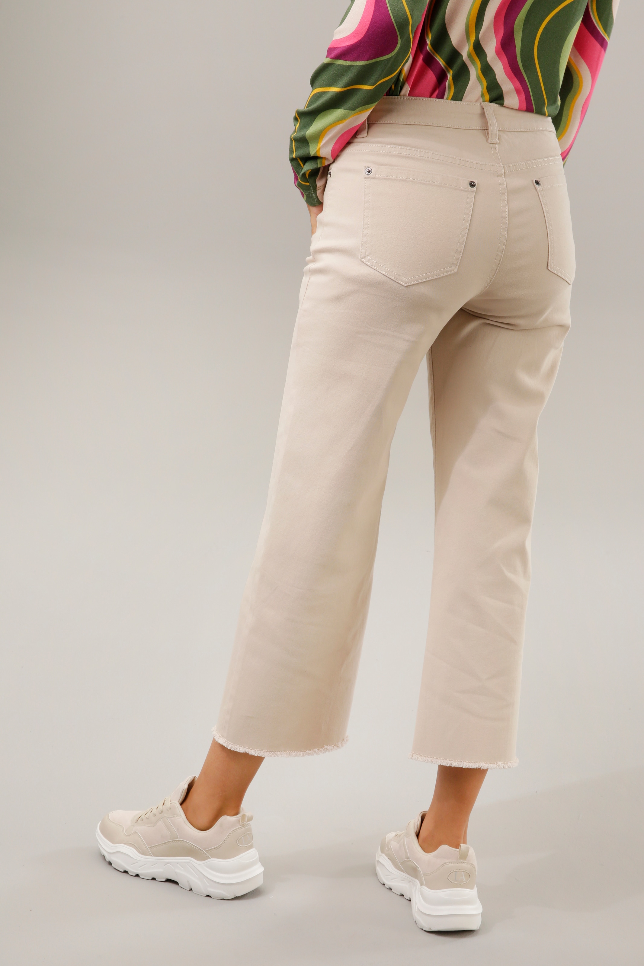 Aniston CASUAL 7/8-Jeans, BAUR ausgefranstem kaufen | für leicht mit Beinabschluss