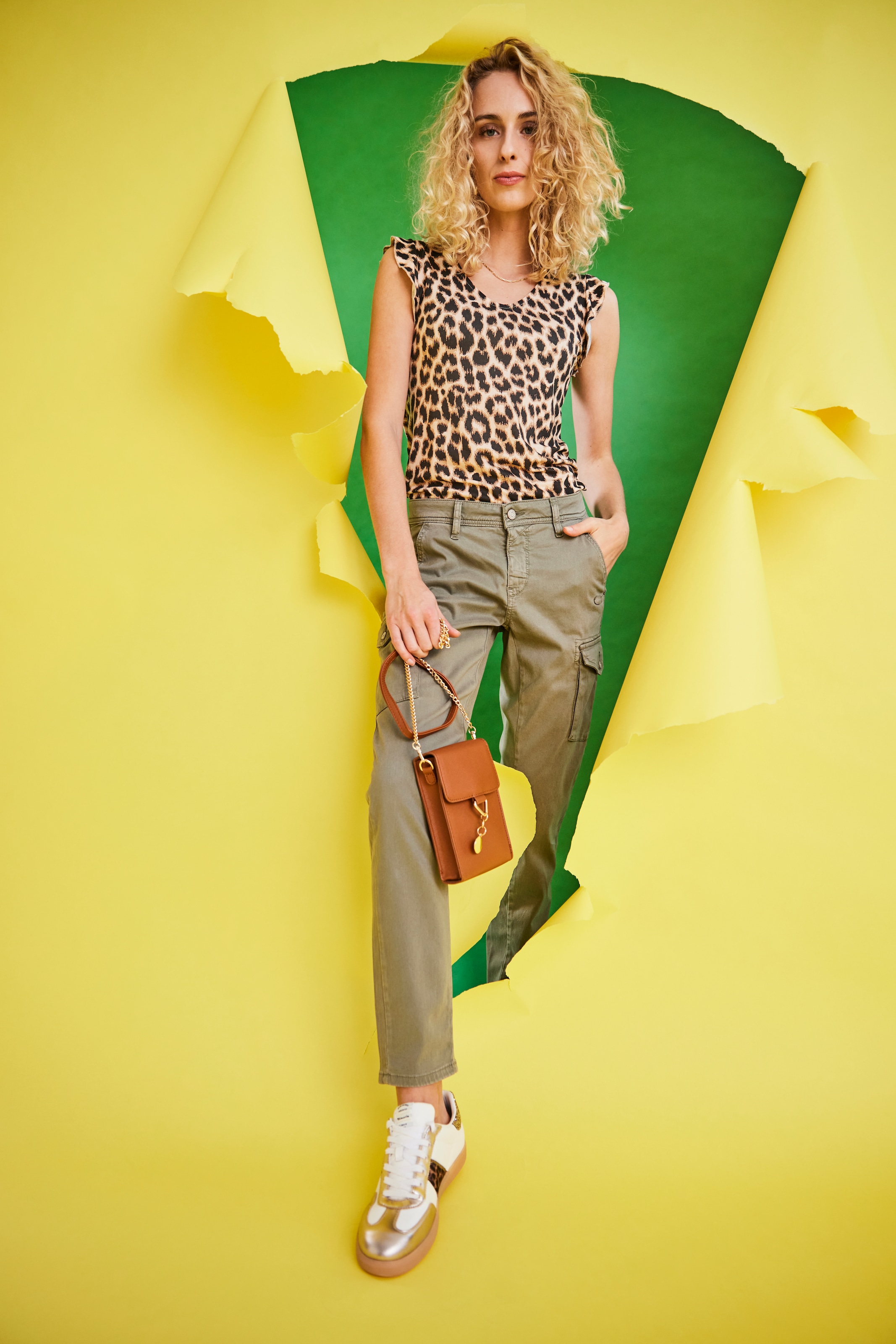 Laura Scott V-Shirt, mit Leoparden-Alloverdruck & dezentem Ärmelansatz - NEUE KOLLEKTION