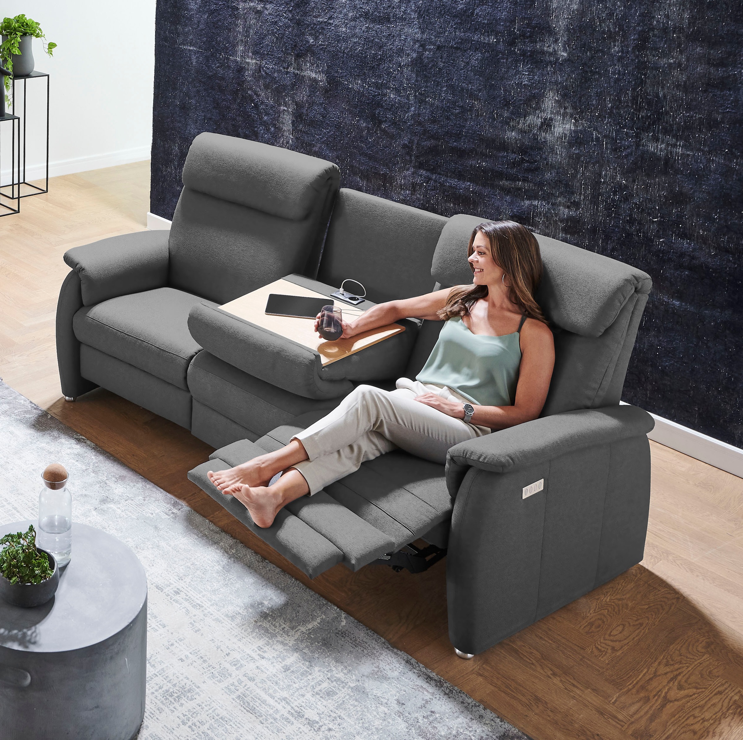 Home affaire 3-Sitzer »Turin mit Steckdose und USB-Port auch in Easy care-Bezug«, 2 x vollmotorische Relaxfunktion, herunterklappbarer Tisch