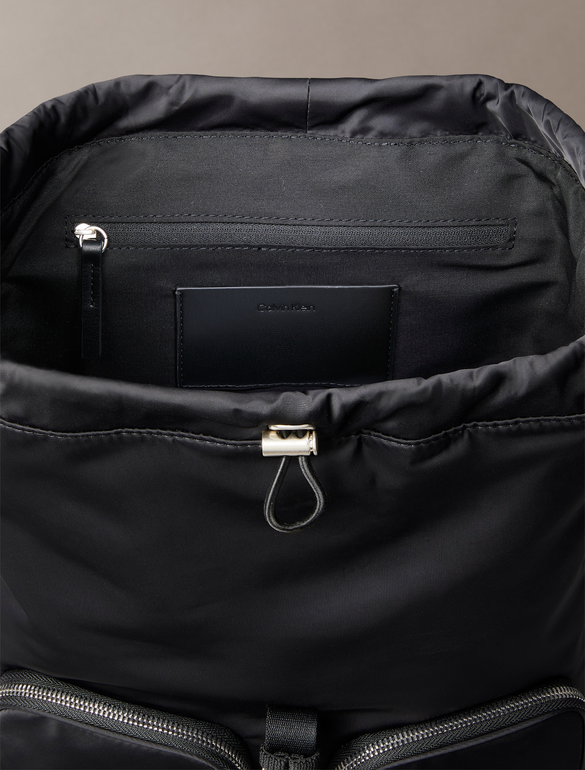Calvin Klein Rucksack »POCKET NYLON FLAP BACKPACK« Freizeitrucksack, Cityrucksack mit zwei Fronttaschen