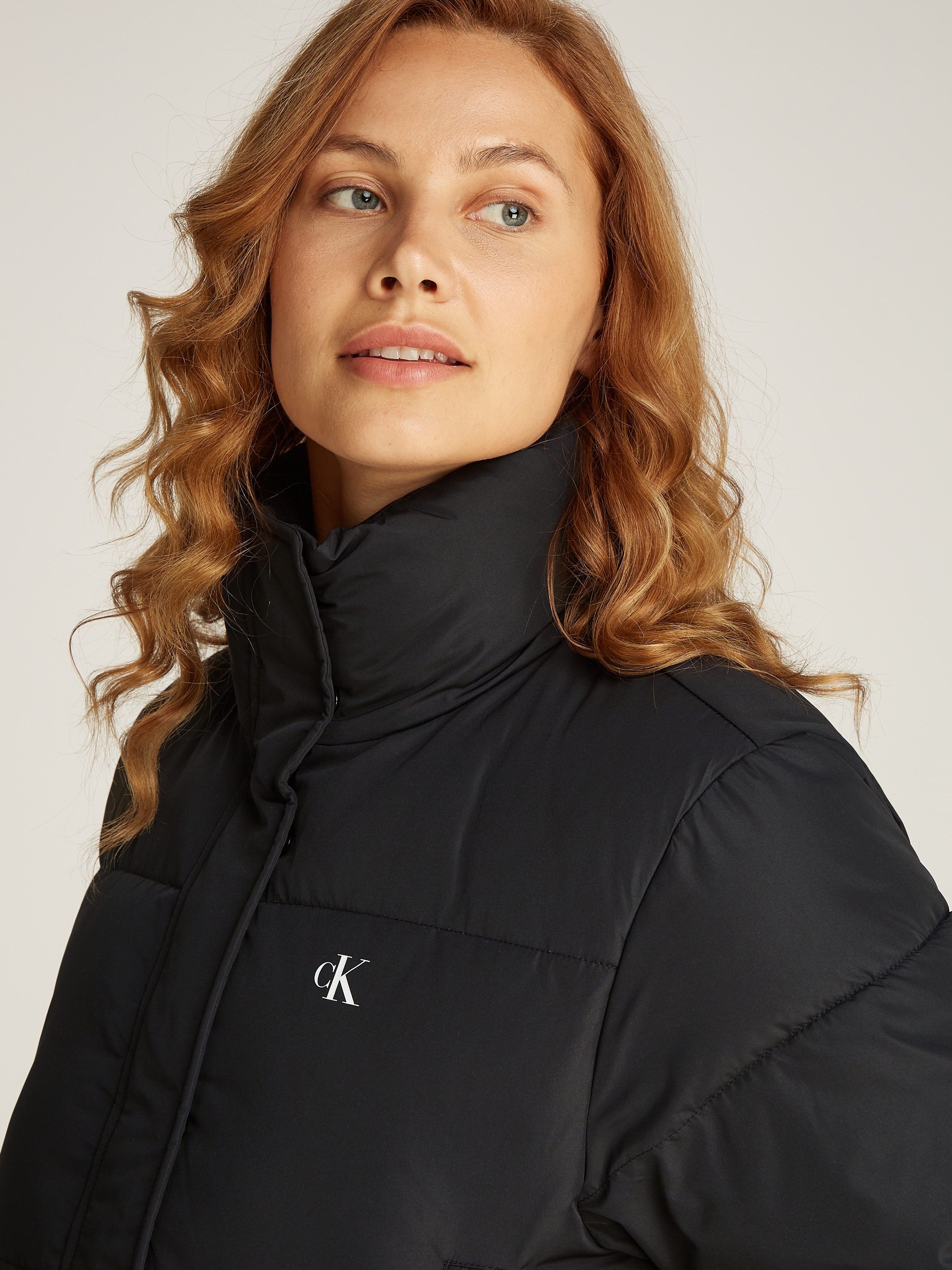 Calvin Klein Jeans Outdoorjacke »MATTE CROPPED ND PUFFER«, mit Kapuze, mit Logoprägung
