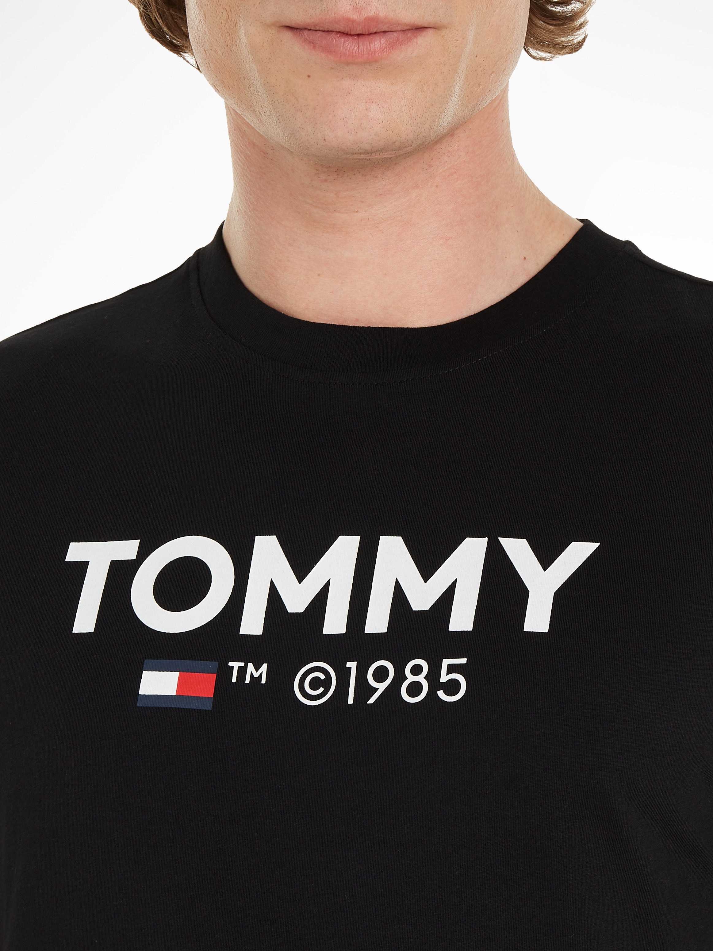 Tommy Jeans T-Shirt »TJM Hilfiger 2PACK großem TEE«, der ▷ DNA S/S mit | Brust für Druck BAUR TOMMY auf SLIM Tommy