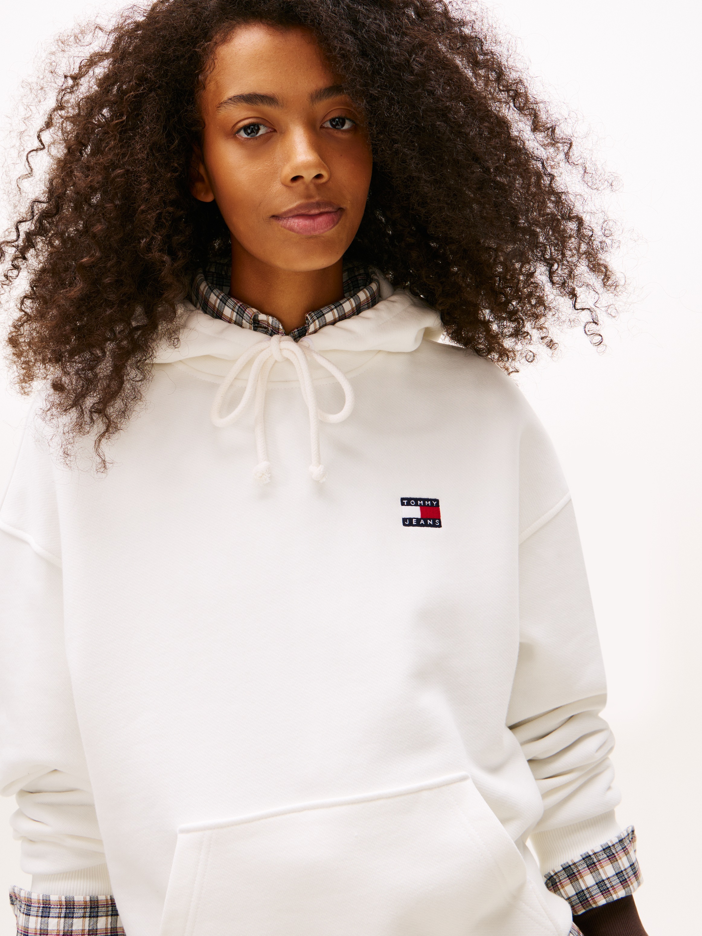 Hoodie TOMMY JEANS "TJW BXY BADGE HOODIE EXT", Damen, Gr. S (36), beige (ecru), Sweatware, Obermaterial: 100% Baumwolle, unifarben, bequem hüftlang, Rippbündchen, Sweatshirts Hoodie, mit Logo-Badge 3