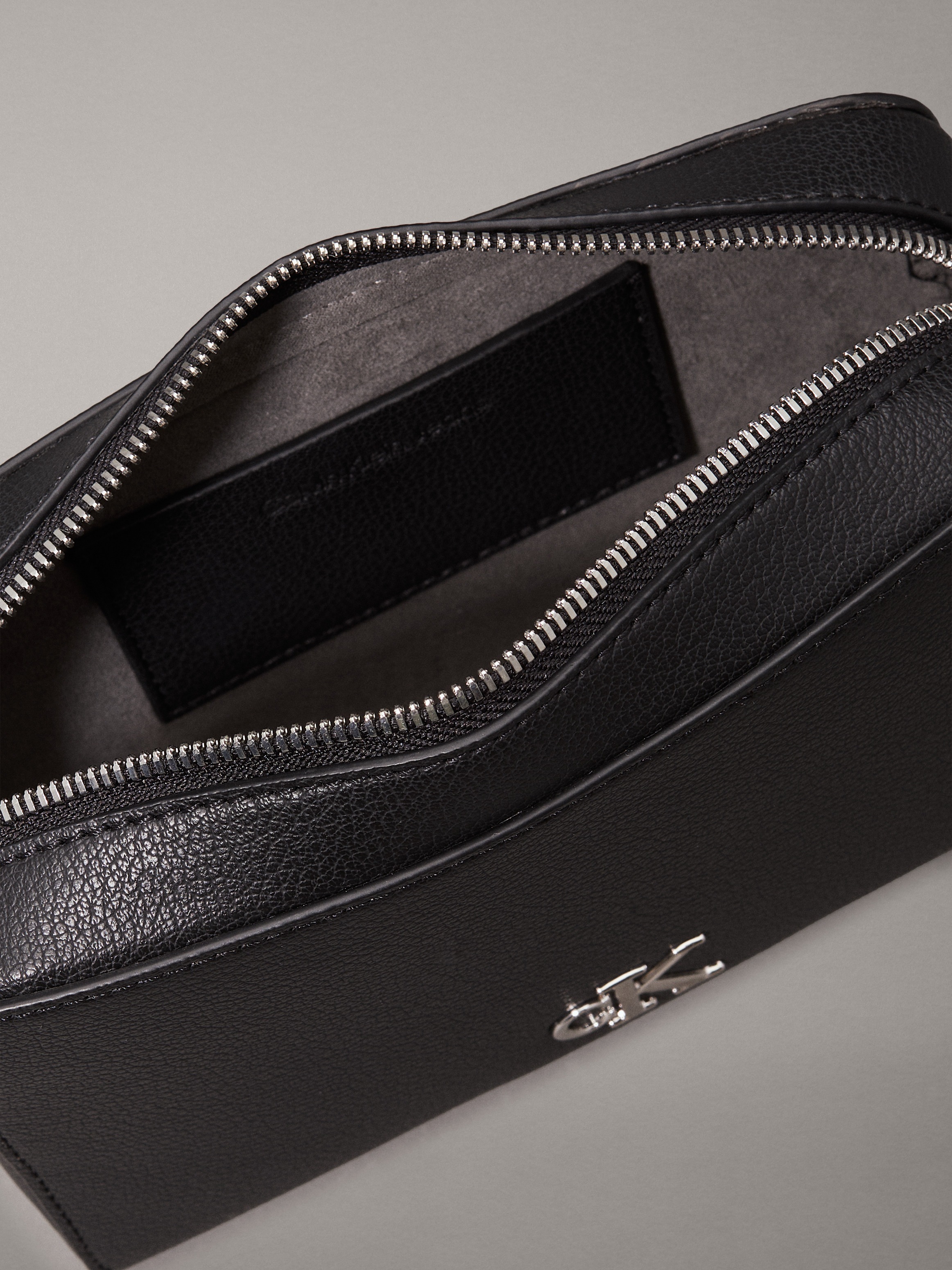 Calvin Klein Jeans Mini Bag »MINIMAL MONOGRAM CAMERA BAG 20«, Damen Schultertasche klein, Umhängetasche mit abnehmbarem Gurt