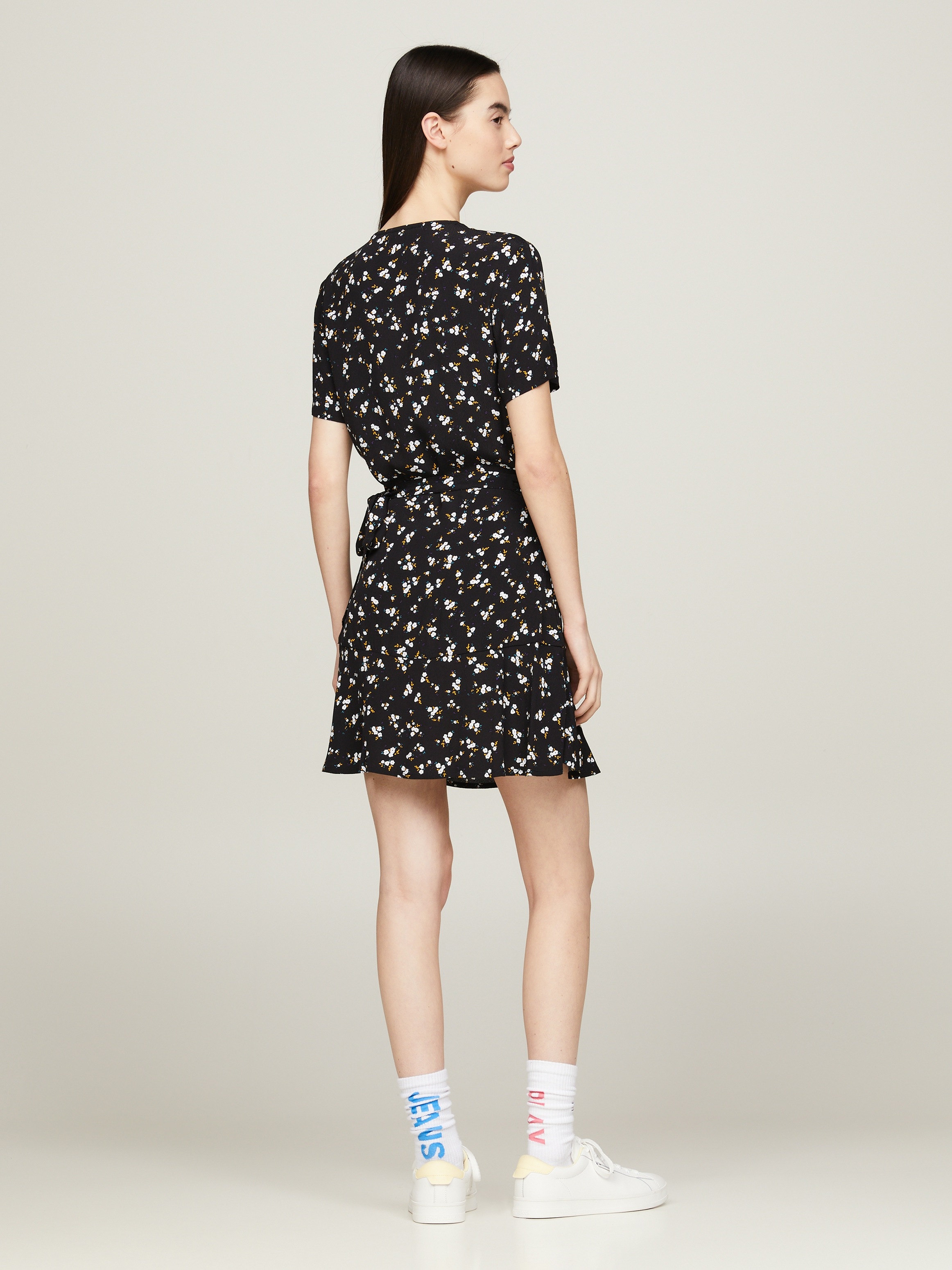 Tommy Jeans Wickelkleid "TJW FLORAL RUFFLE WRAP DRESS", mit V-Ausschnitt günstig online kaufen